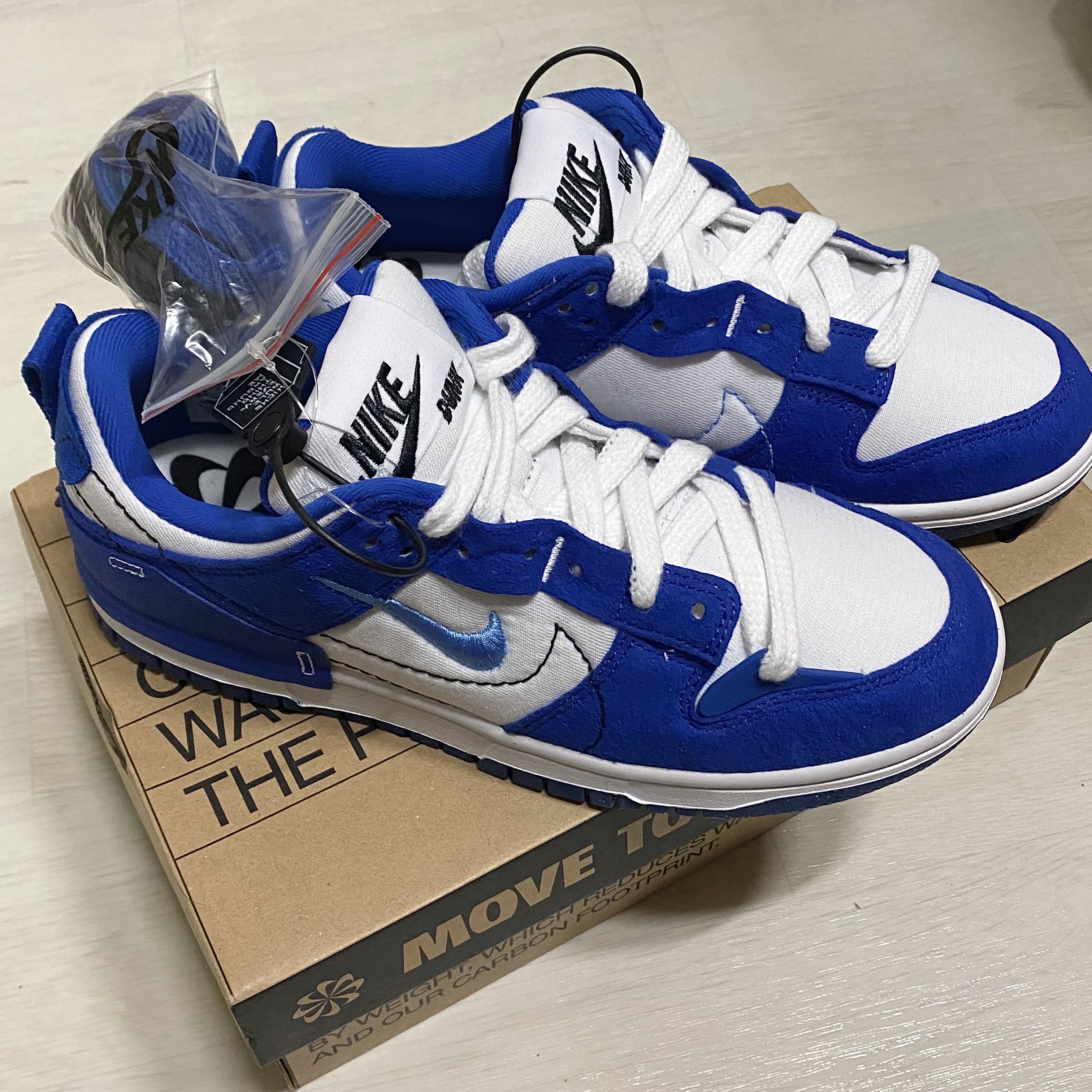 (W) Nike Dunk Low Disrupt 2 White and University Blue 착용 스타일 - 1