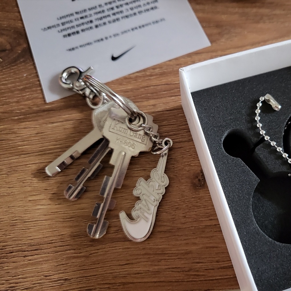 Nike 50th Anniversary Special Keyring Set 착용 스타일 - 3