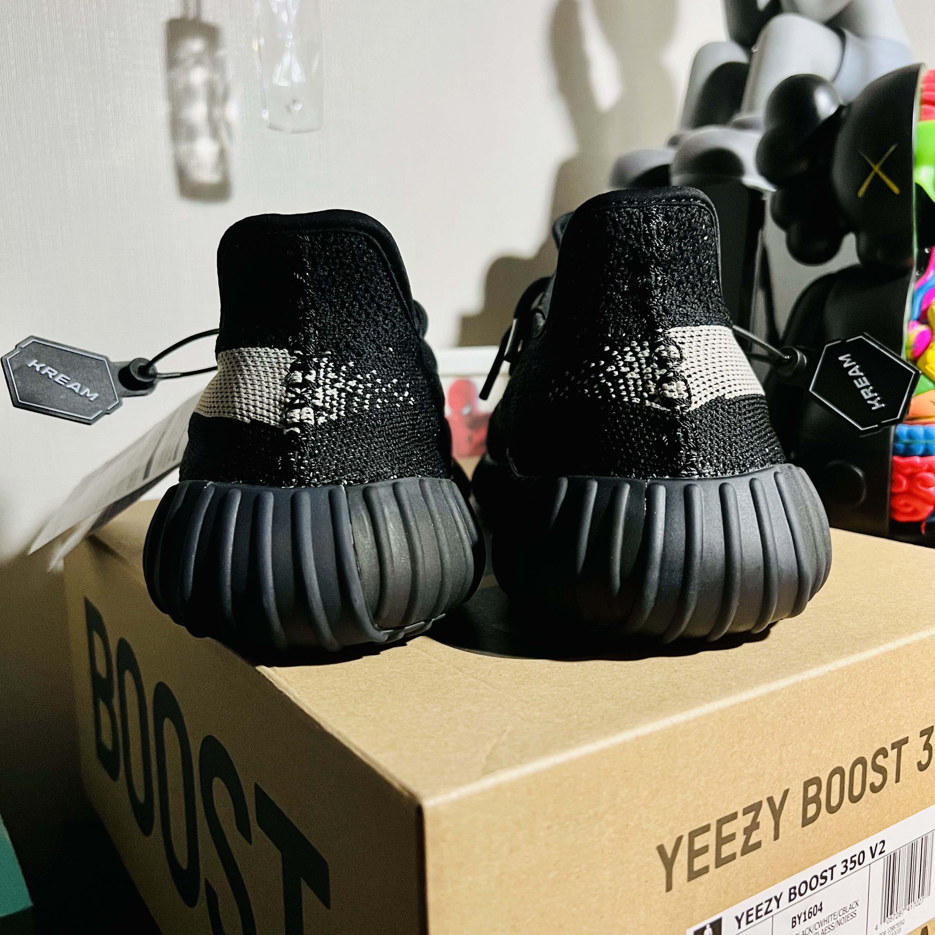 Adidas Yeezy Boost 350 V2 Core Black White 2022 착용 스타일 - 3