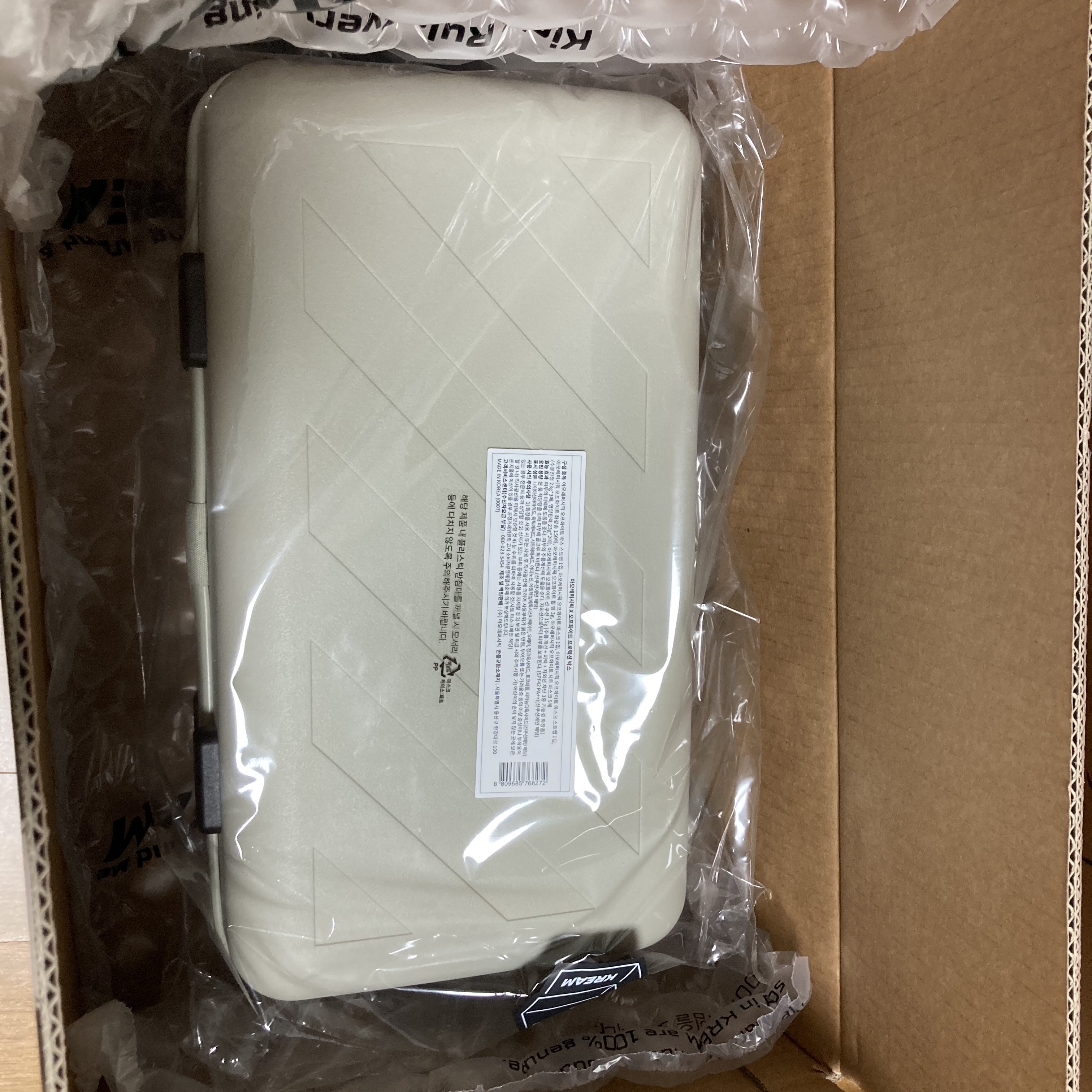 Off-White x Amore Pacific Protection Box (Without Cosmetics) 착용 스타일