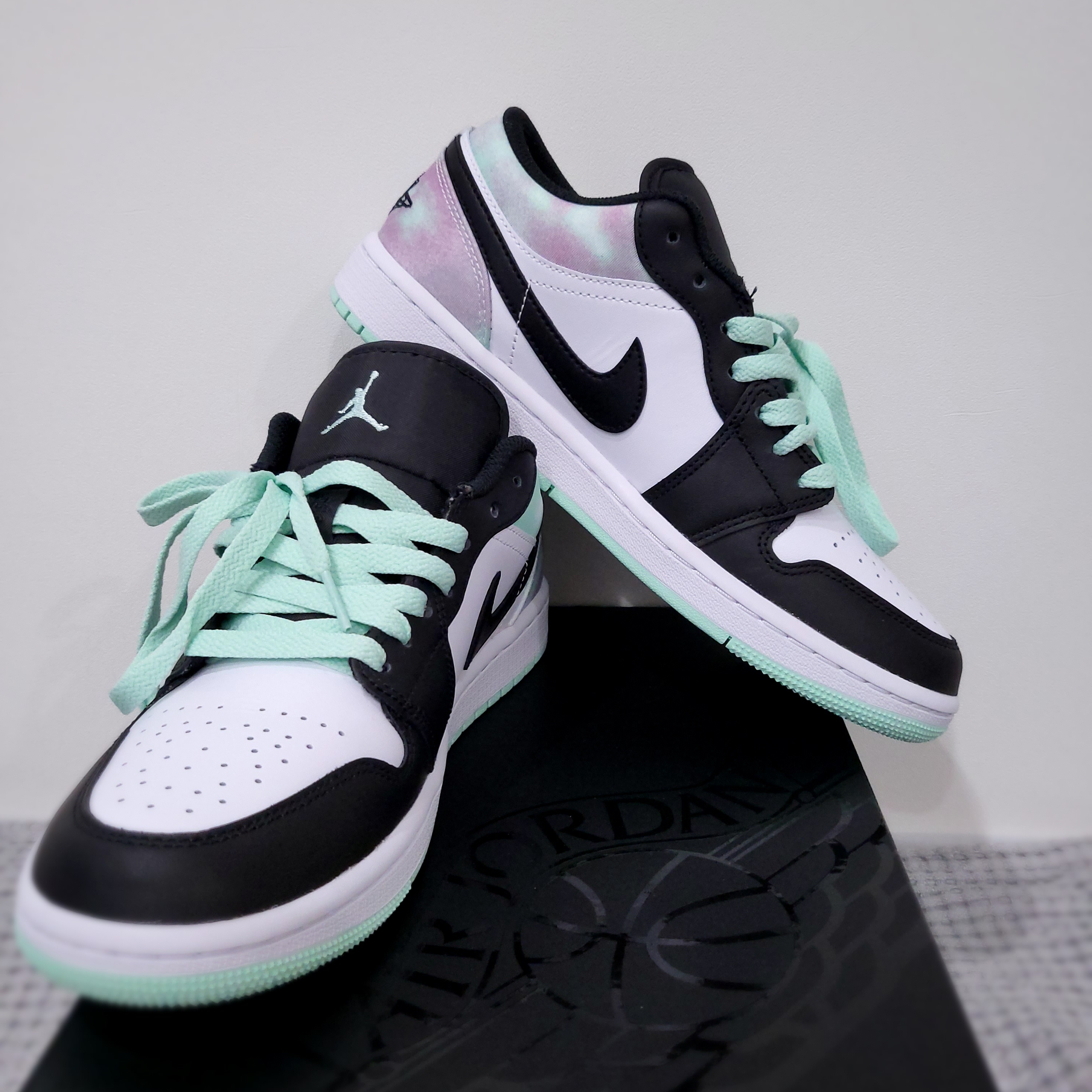 Jordan 1 Low SE White Black Tie-Dye 착용 스타일