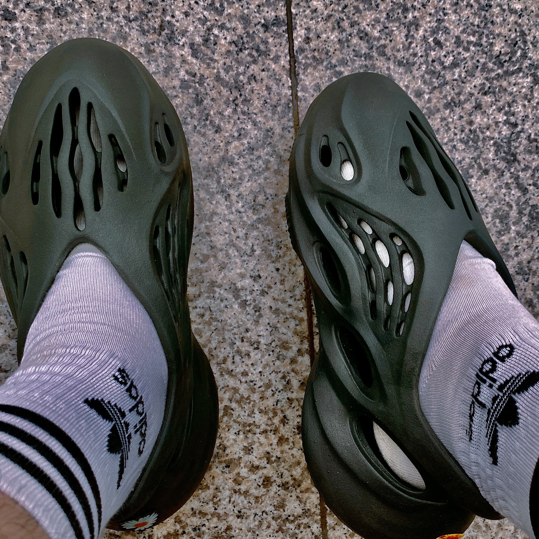 Adidas Yeezy Foam RNNR Onyx 착용 스타일 - 2