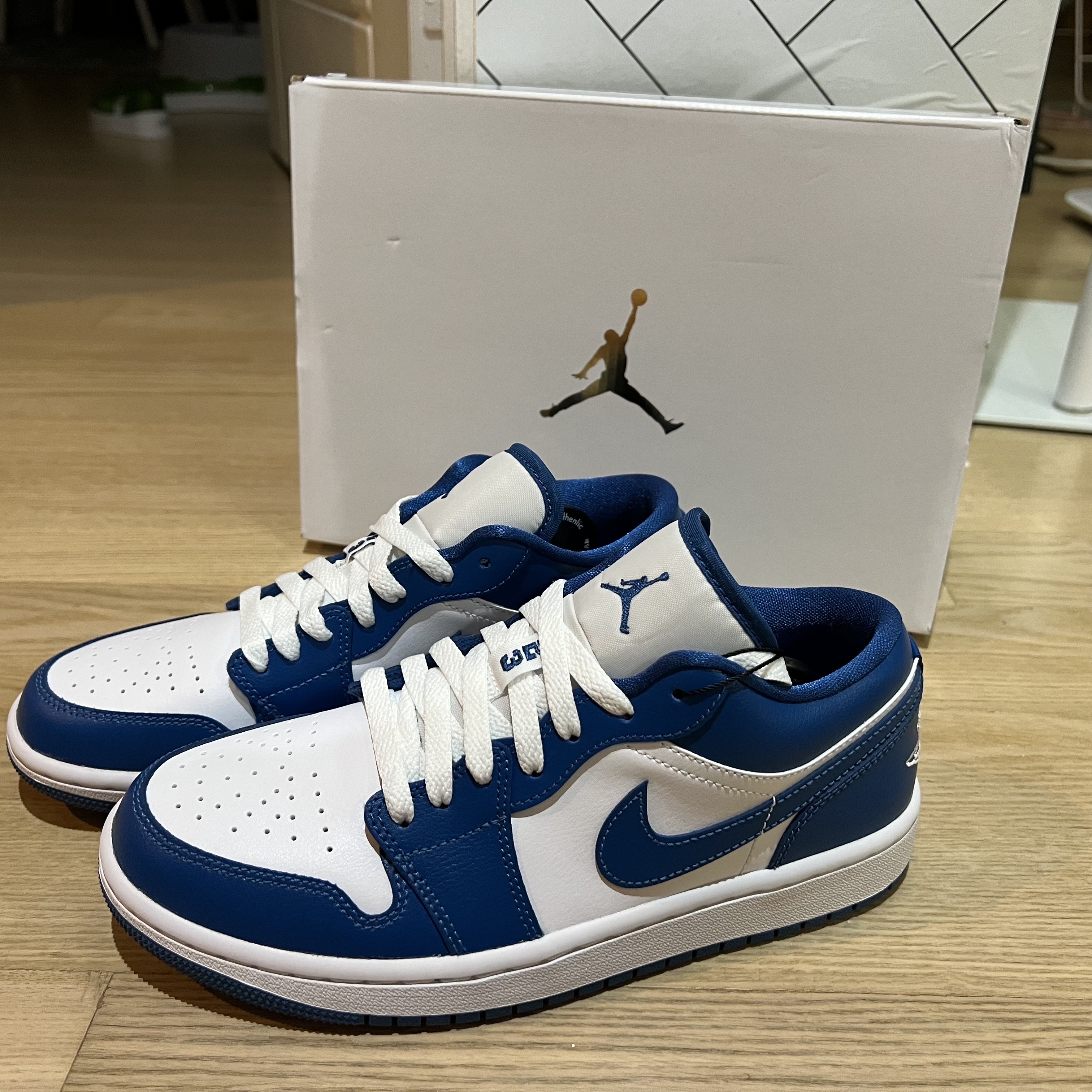 (W) Jordan 1 Low White Dark Marina Blue 착용 스타일 - 3