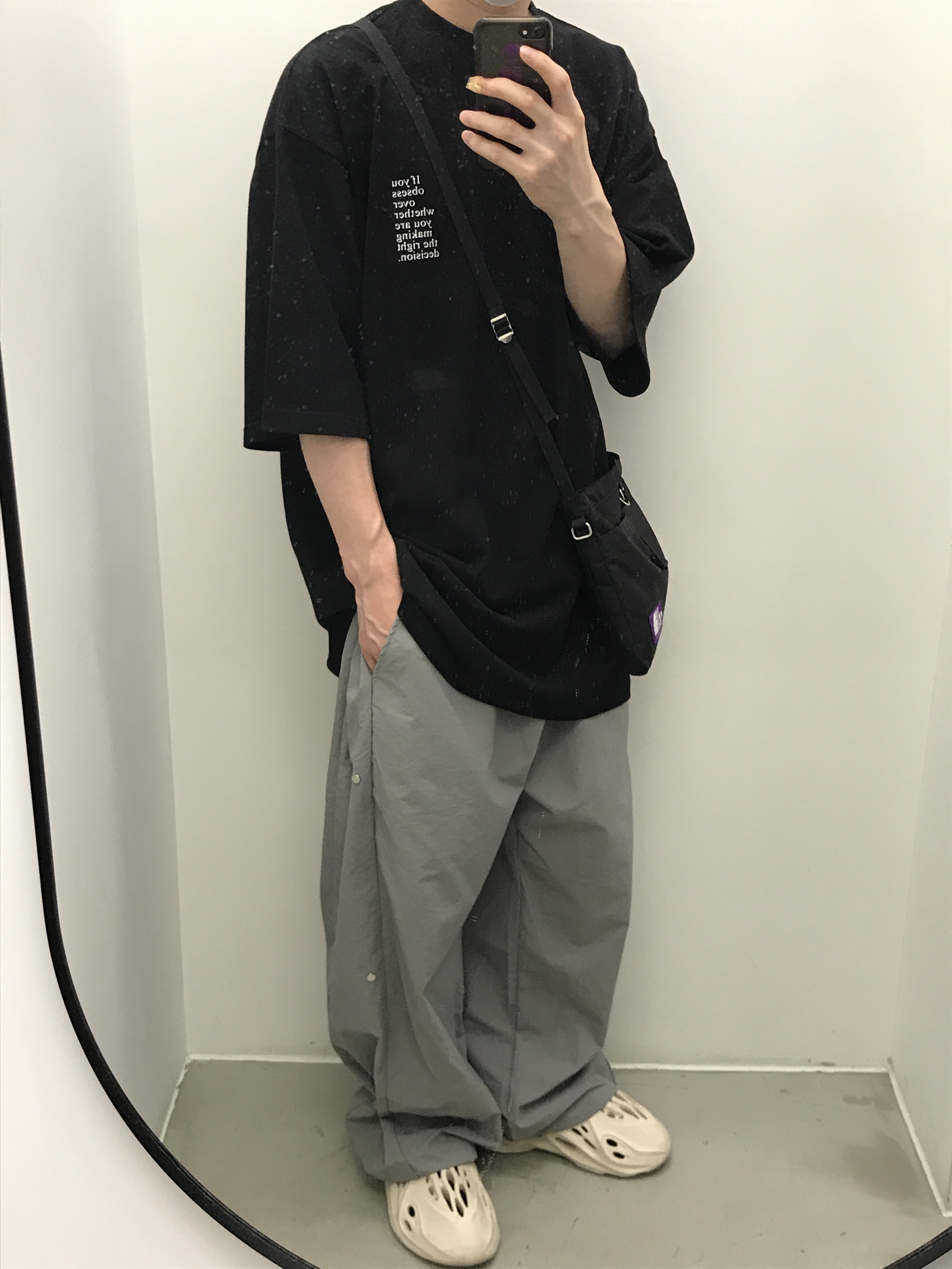 Adidas Yeezy Foam RNNR Sand 착용 스타일