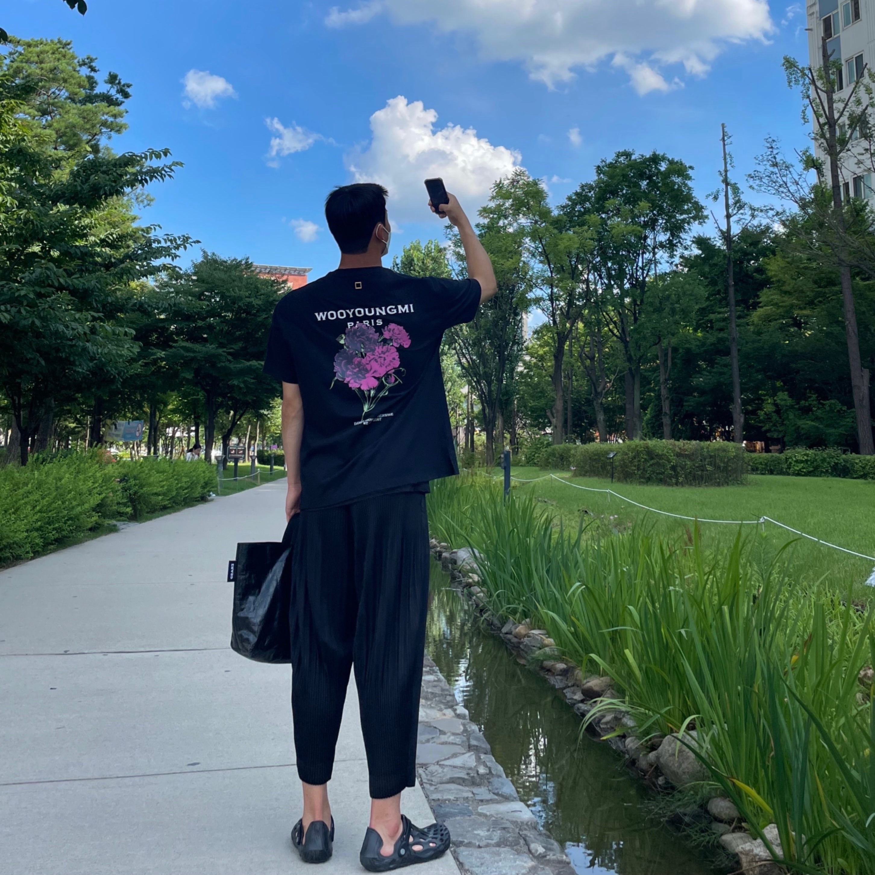 Wooyoungmi Flower Print Back Logo T-Shirt Black - 21SS, Homme Plisse Issey Miyake Basics Pants Black 착용 스타일