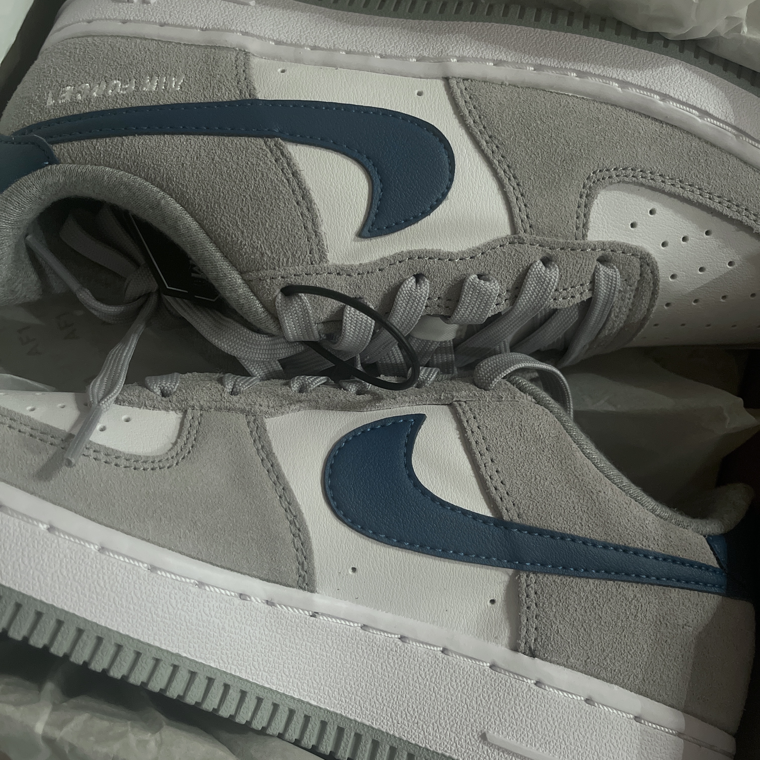 (GS) Nike Air Force 1 LV8 Athletic Club Light Smoke Grey Marina 착용 스타일