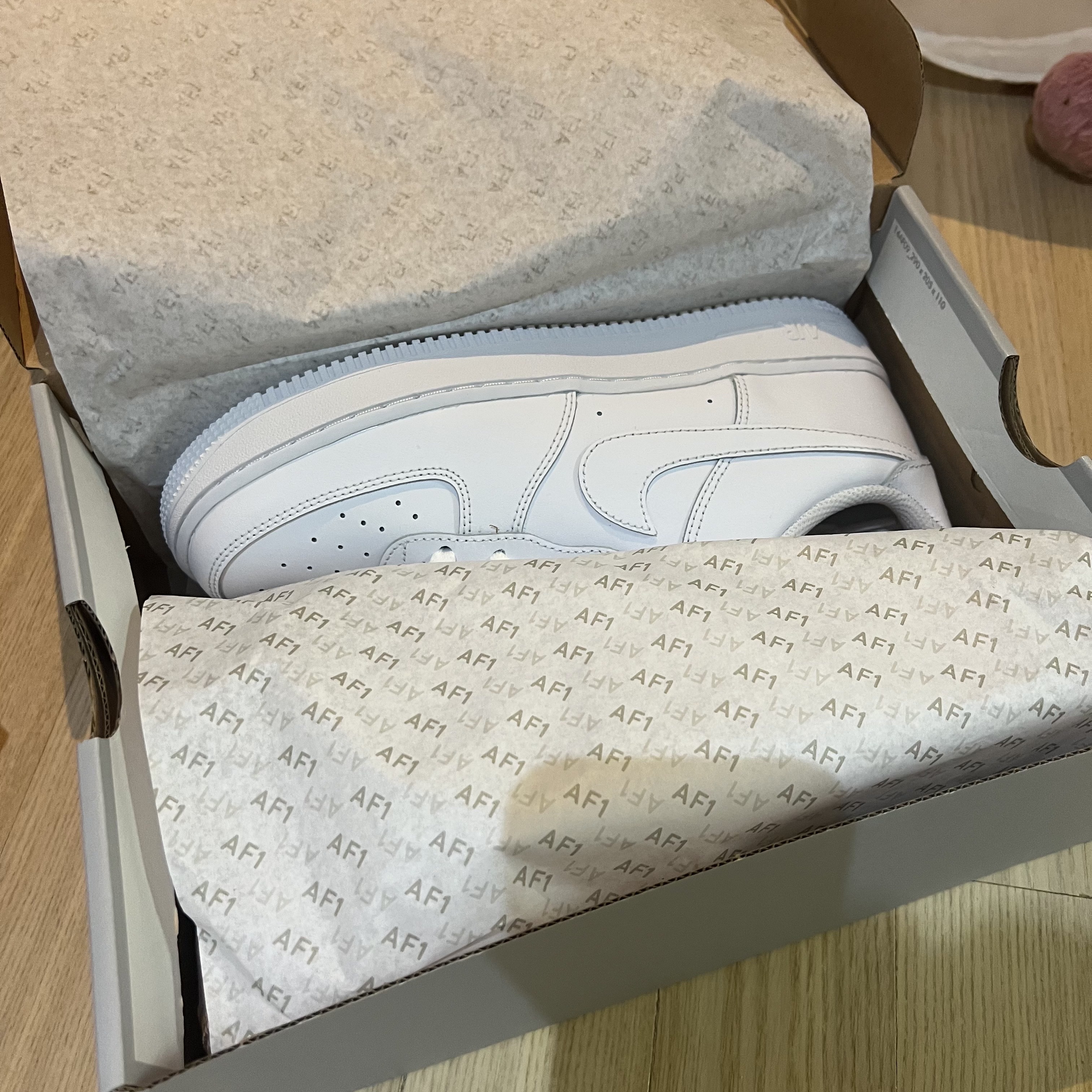 (GS) Nike Air Force 1 LE White 착용 스타일 - 1