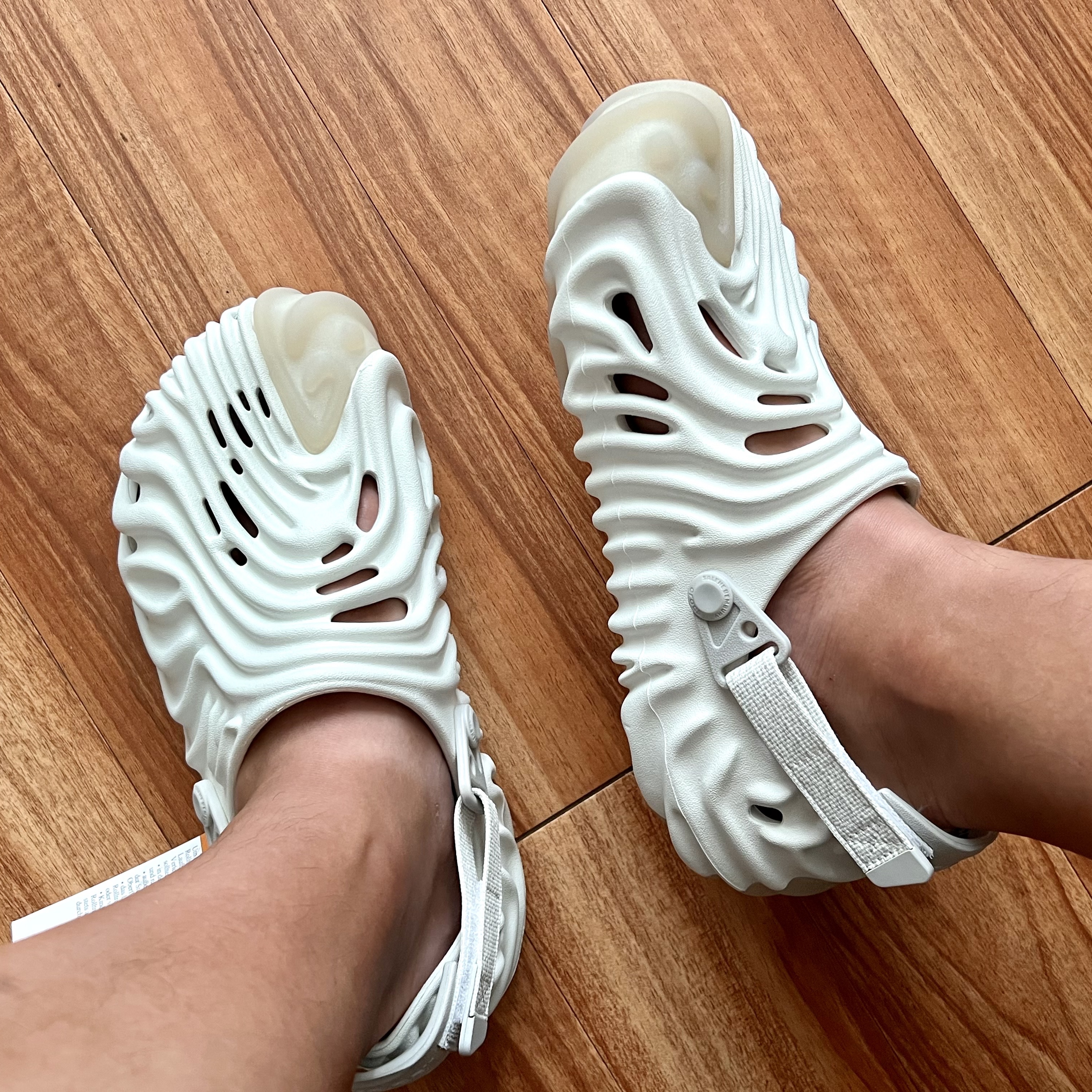 Crocs x Salehe Bembury Pollex Clog Stratus 착용 스타일 - 3