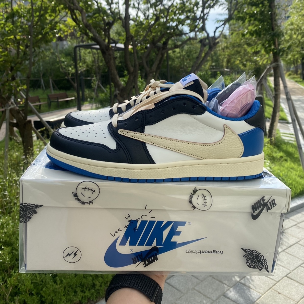 Jordan 1 x Travis Scott x Fragment Retro Low OG SP Military Blue 착용 스타일 - 1