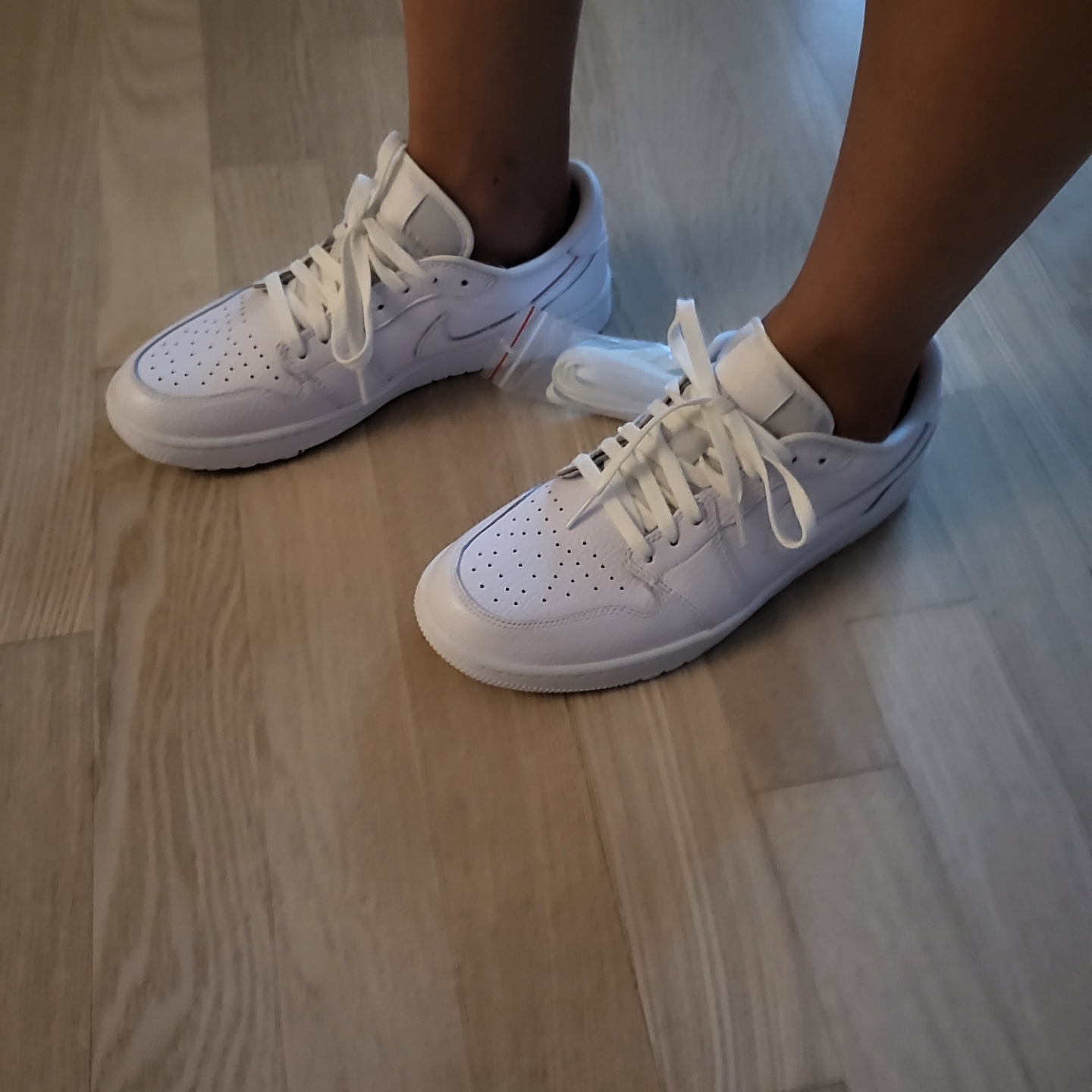 Jordan 1 Low Golf Triple White 착용 스타일 - 1