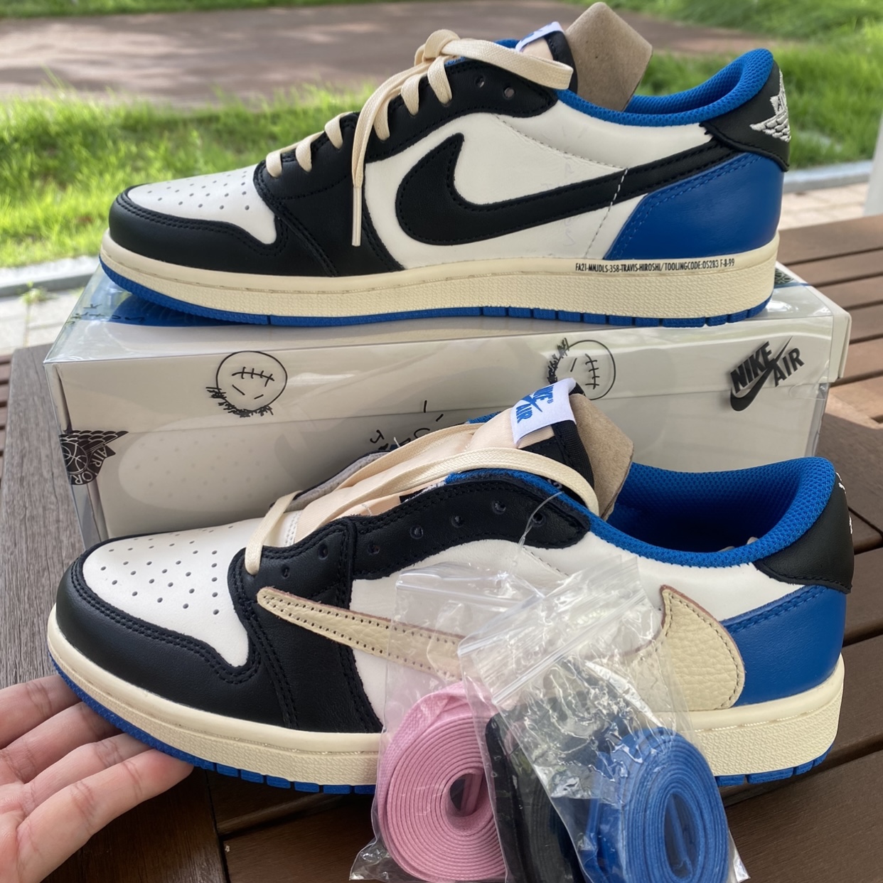 Jordan 1 x Travis Scott x Fragment Retro Low OG SP Military Blue 착용 스타일 - 3