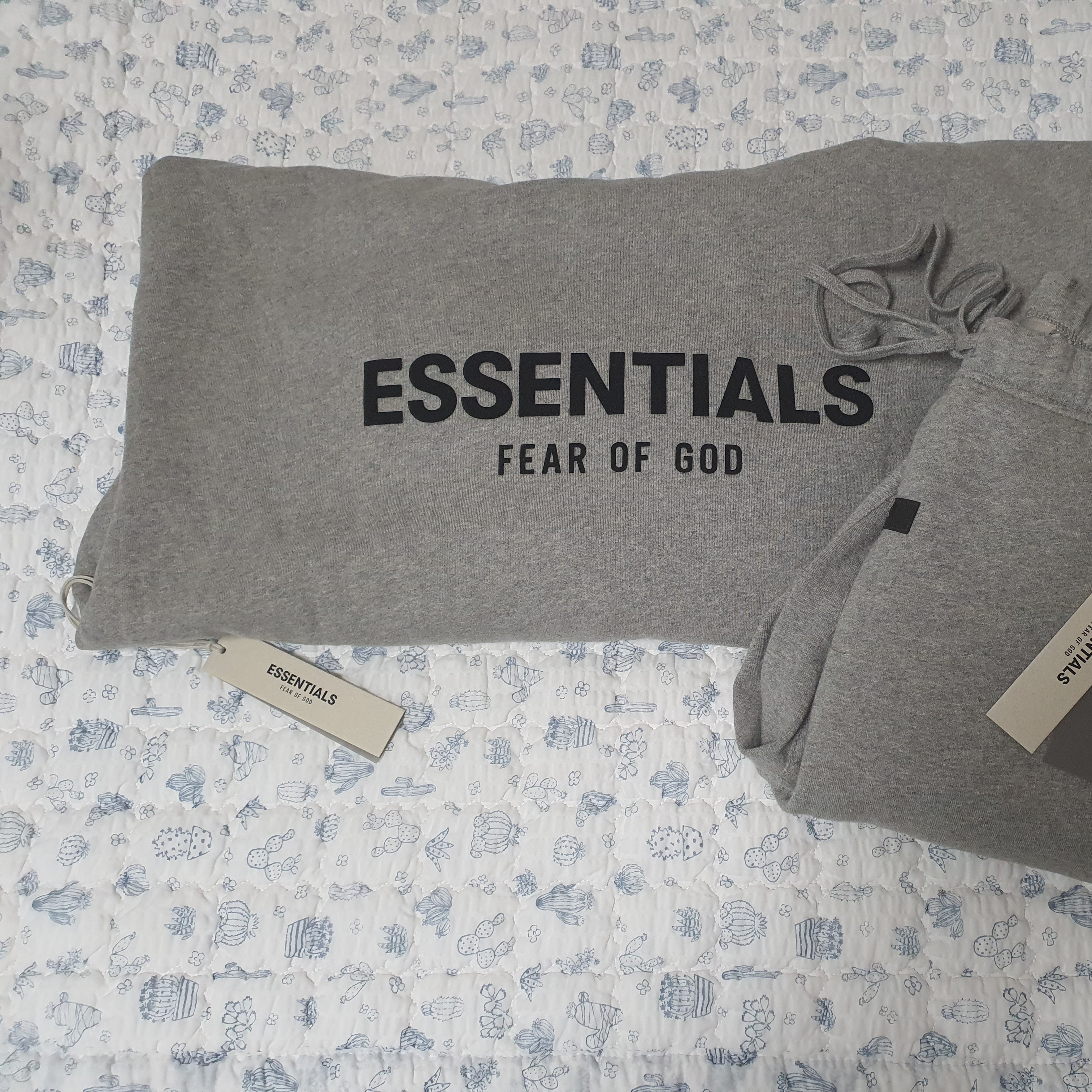 Essentials The Core Collection Hoodie Dark Oatmeal, Essentials The Core Collection Sweatpants Dark Oatmeal 착용 스타일