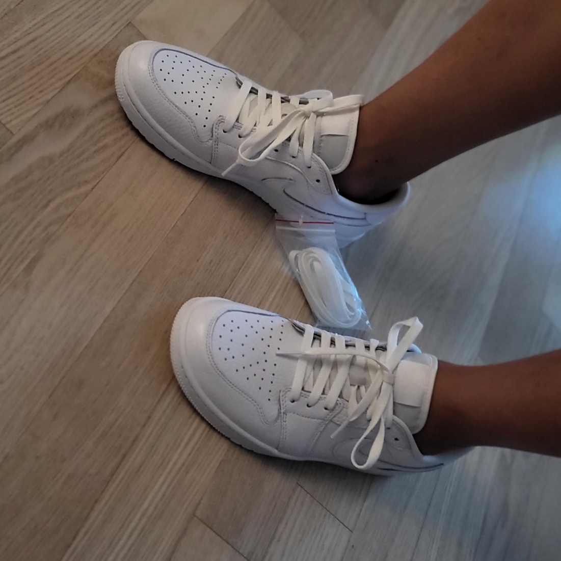 Jordan 1 Low Golf Triple White 착용 스타일 - 2