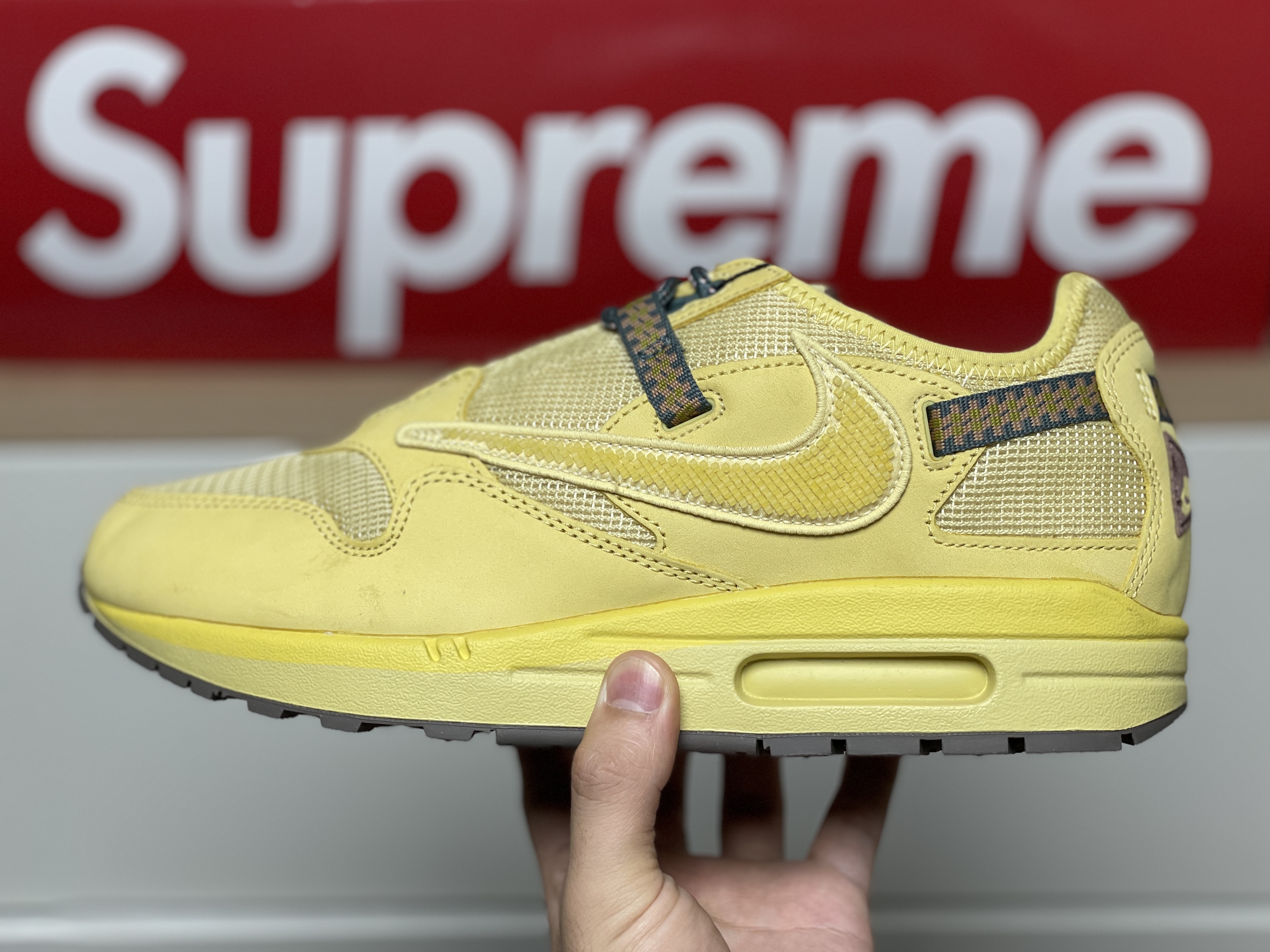 Nike x Travis Scott Air Max 1 Cact.us Gold 착용 스타일