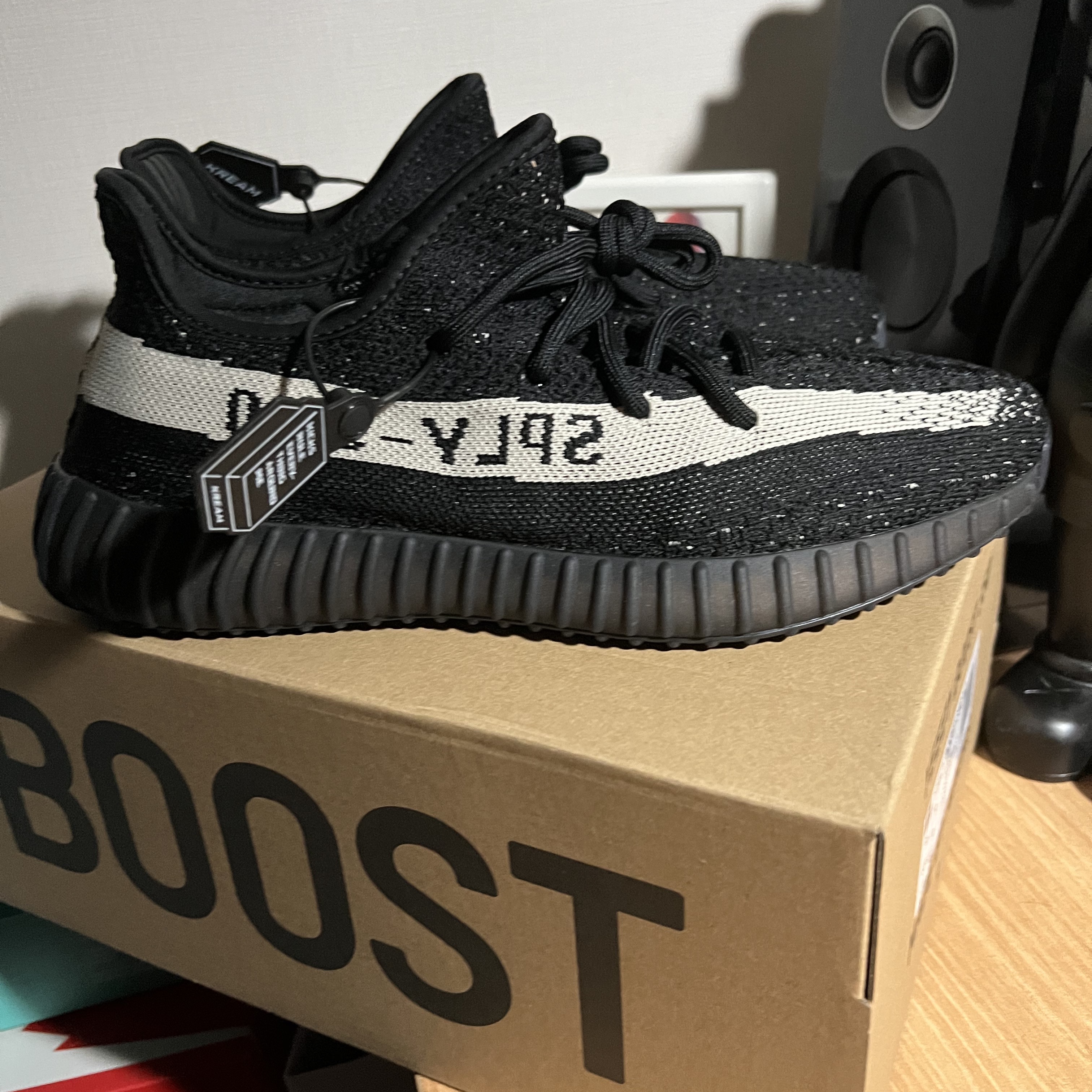 Adidas Yeezy Boost 350 V2 Core Black White 2022 착용 스타일 - 2