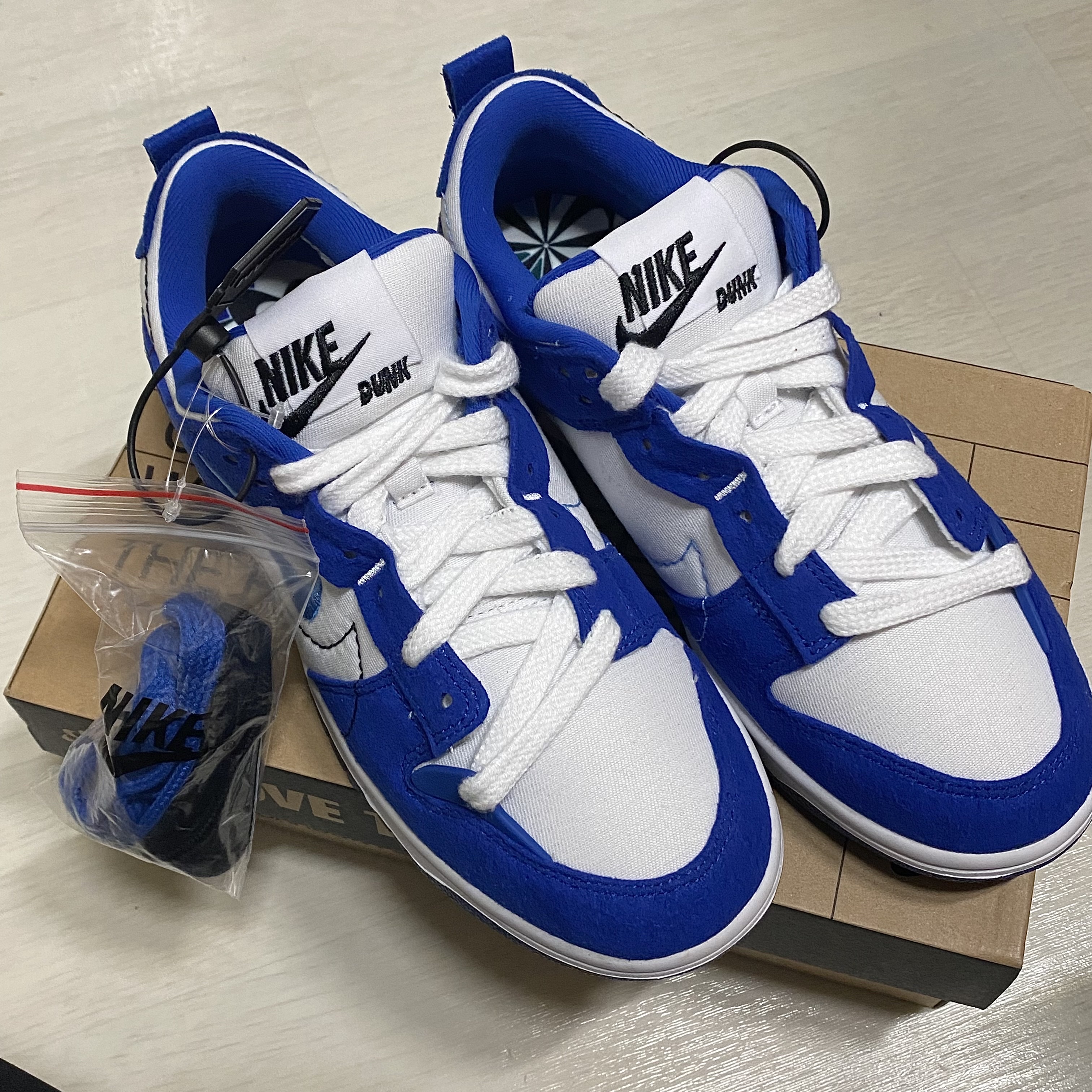 (W) Nike Dunk Low Disrupt 2 White and University Blue 착용 스타일 - 2