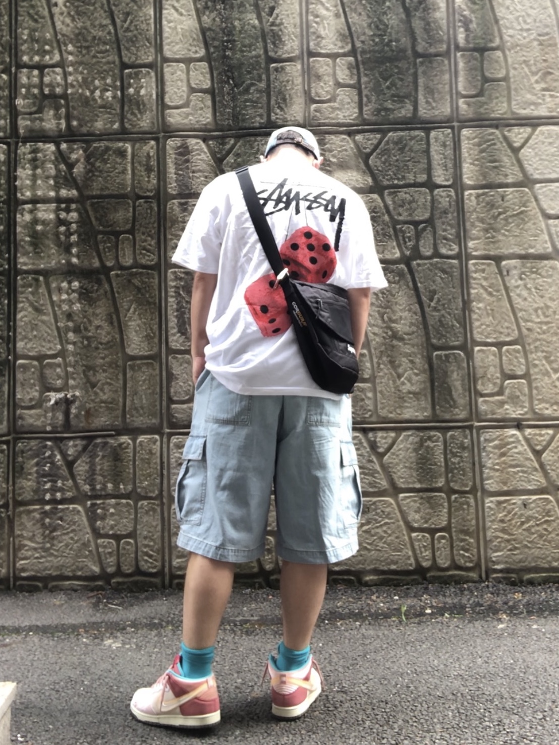 Stussy Fuzzy Dice T-Shirt White, Supreme Small Messenger Bag Black - 22SS 착용 스타일