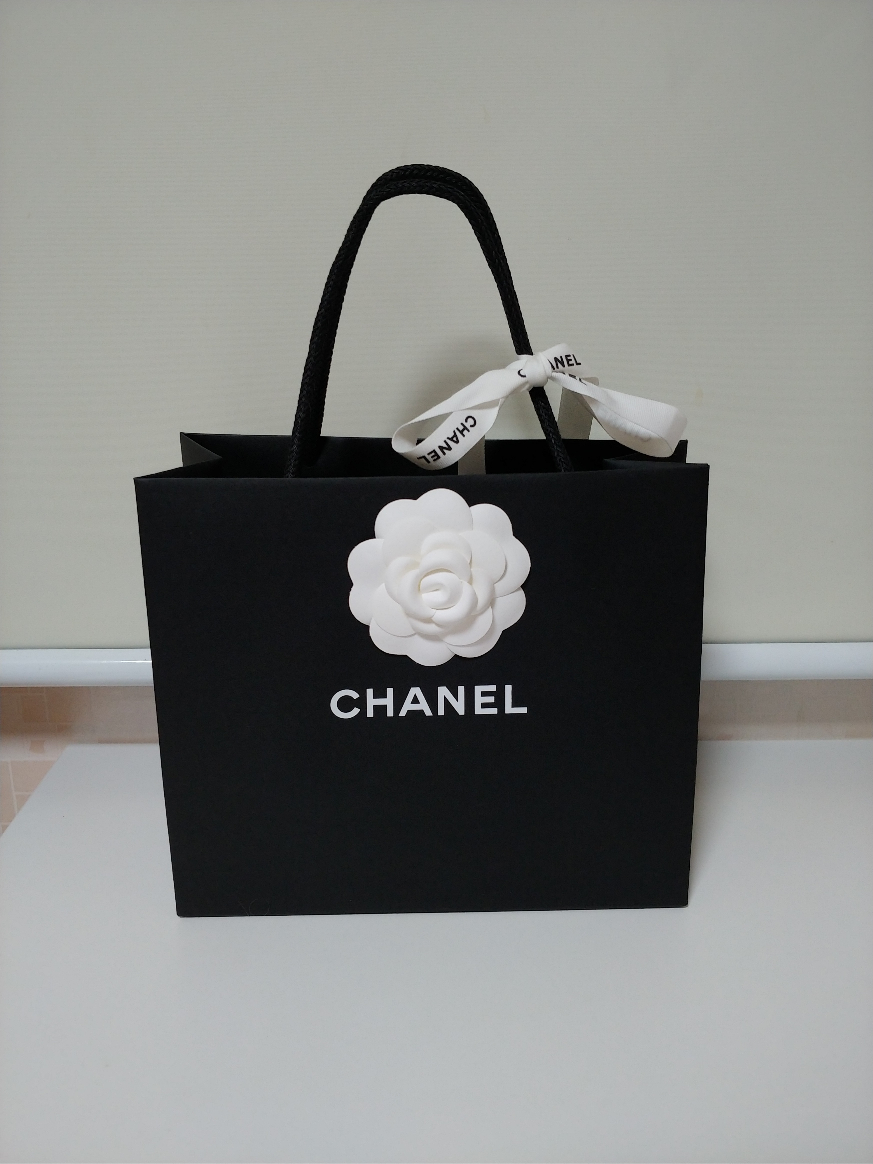 Chanel Boy Chanel Flap Card Holder Grained Calfskin & Ruthenium Black 착용 스타일 - 1