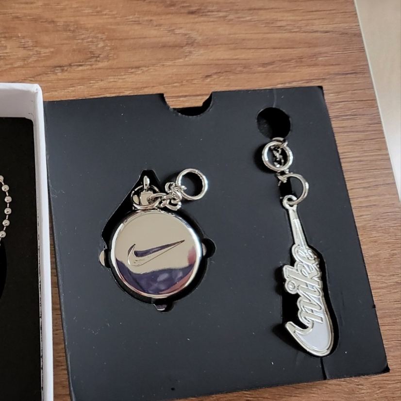 Nike 50th Anniversary Special Keyring Set 착용 스타일 - 2