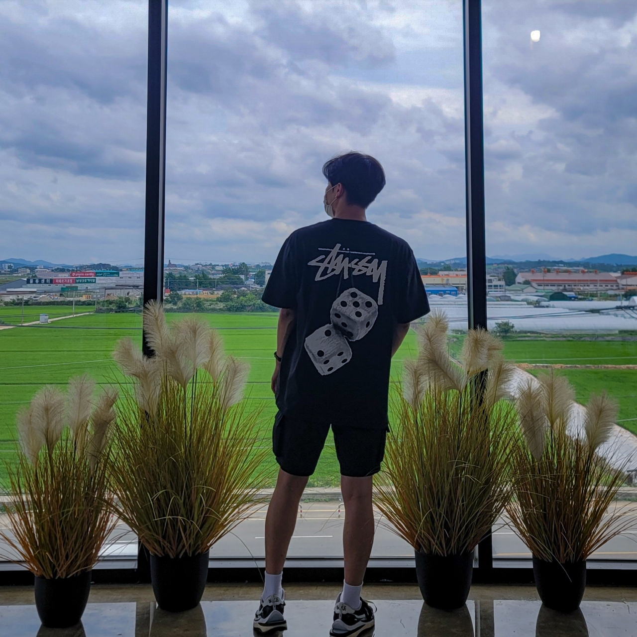 Stussy Fuzzy Dice T-Shirt Black, Nike x Sacai VaporWaffle Black White 착용 스타일