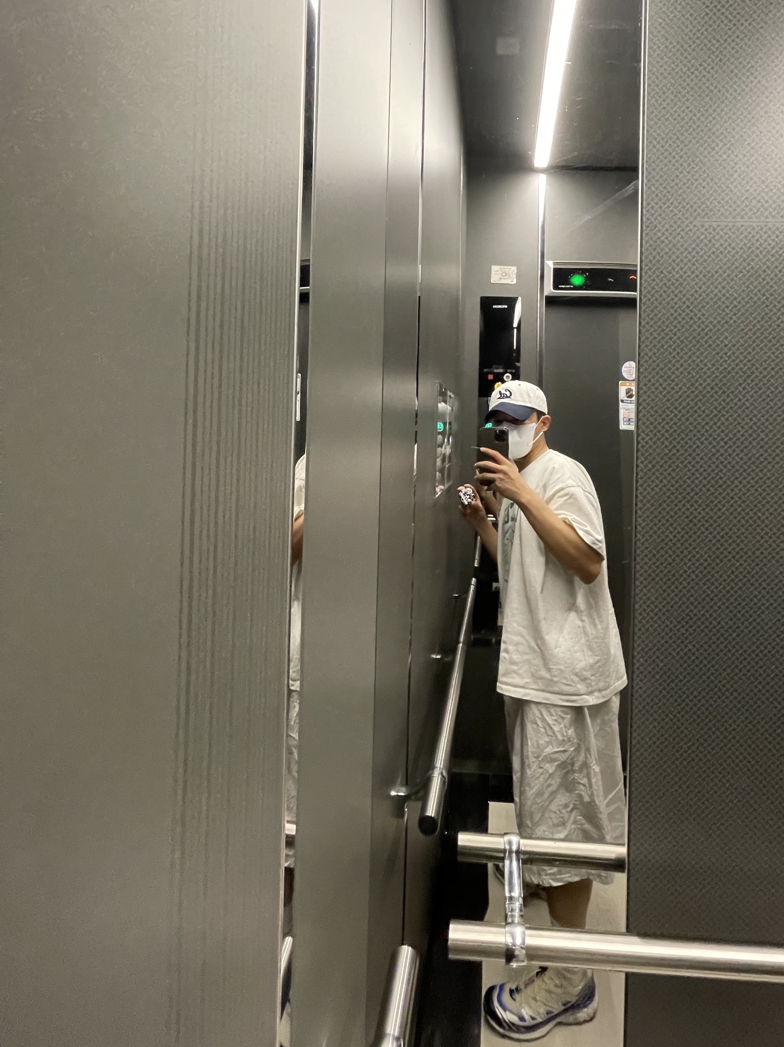 Salomon XT-6 Skyline Bleached Sand Dazzling Blue, Apple Airpods 3rd Gen with MagSafe Charging Case (Korean Ver.) 착용 스타일