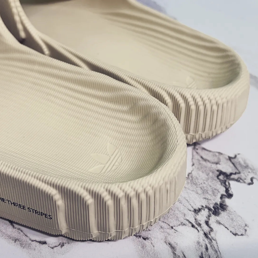 Adidas Adilette 22 Desert Sand 착용 스타일 - 5