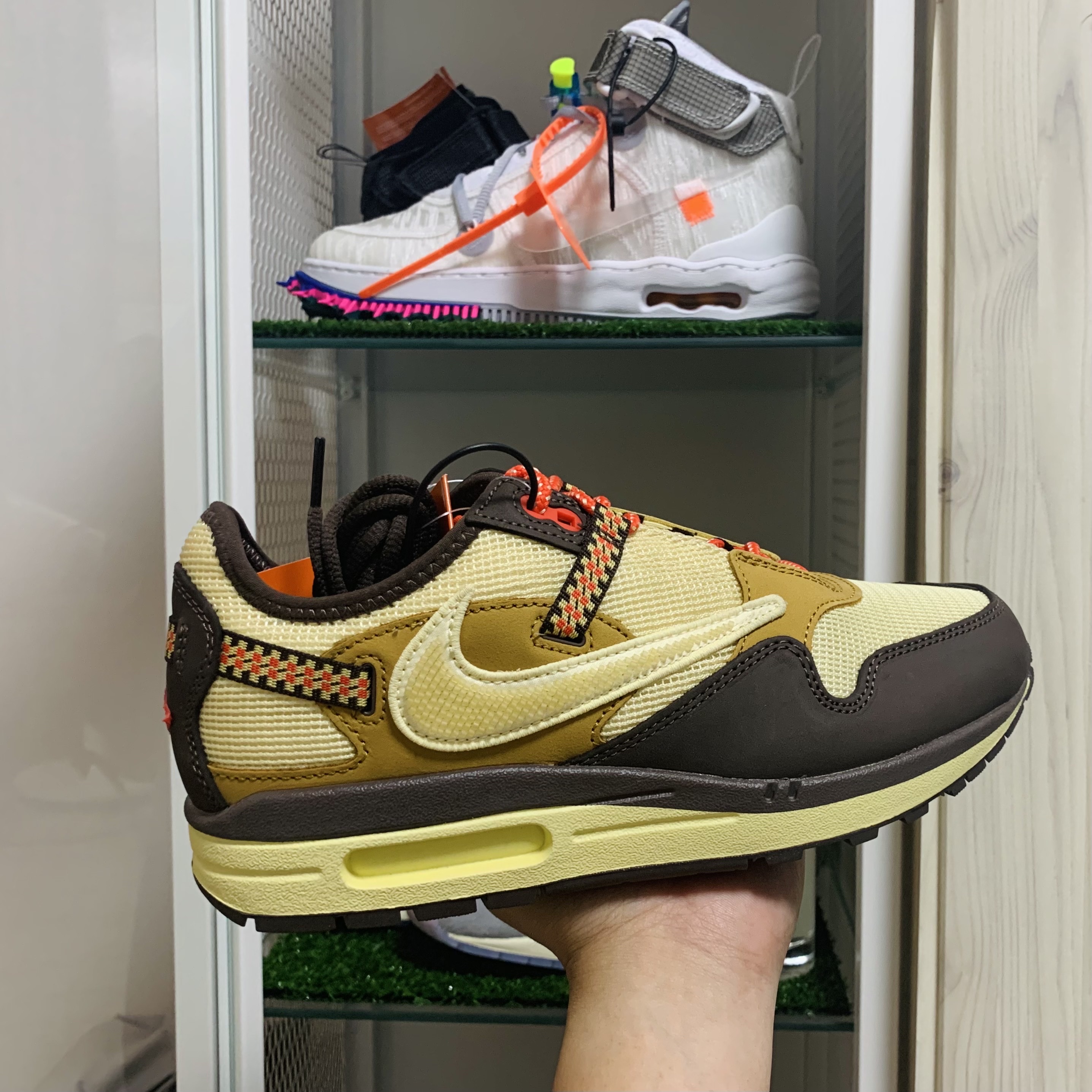 Nike x Travis Scott Air Max 1 Cact.us Brown, Nike x Off-White Air Force 1 Mid SP White 착용 스타일 - 2