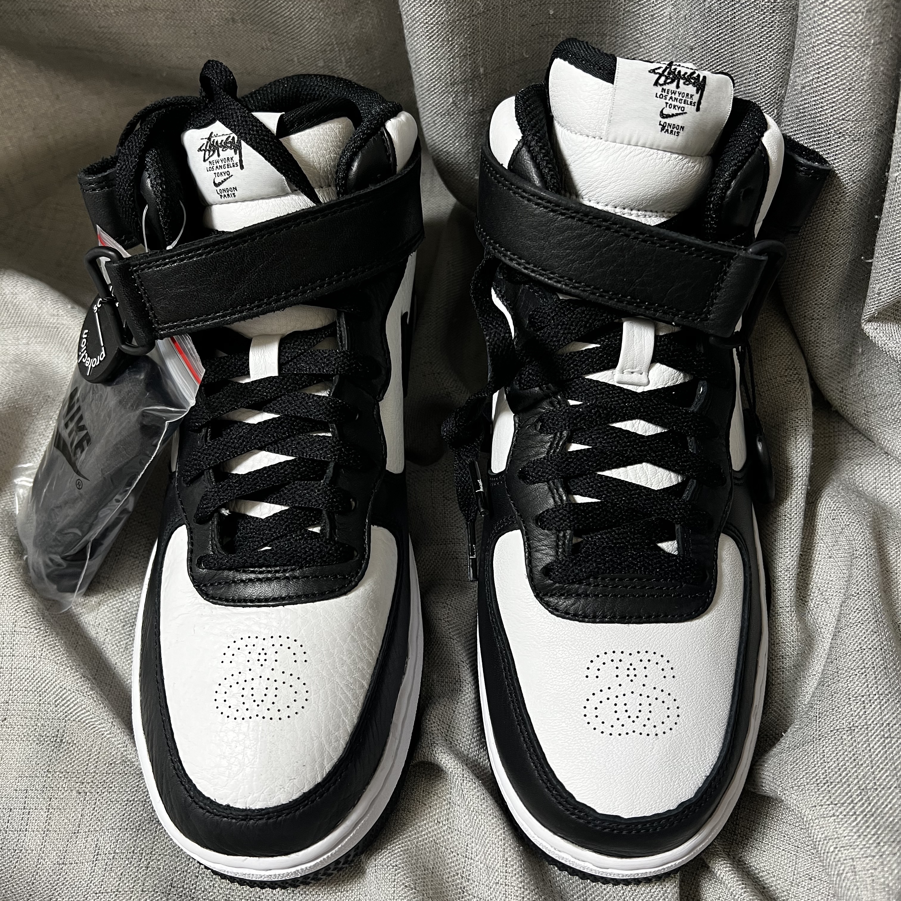 Nike x Stussy Air Force 1 '07 Mid SP Black and Light Bone 착용 스타일