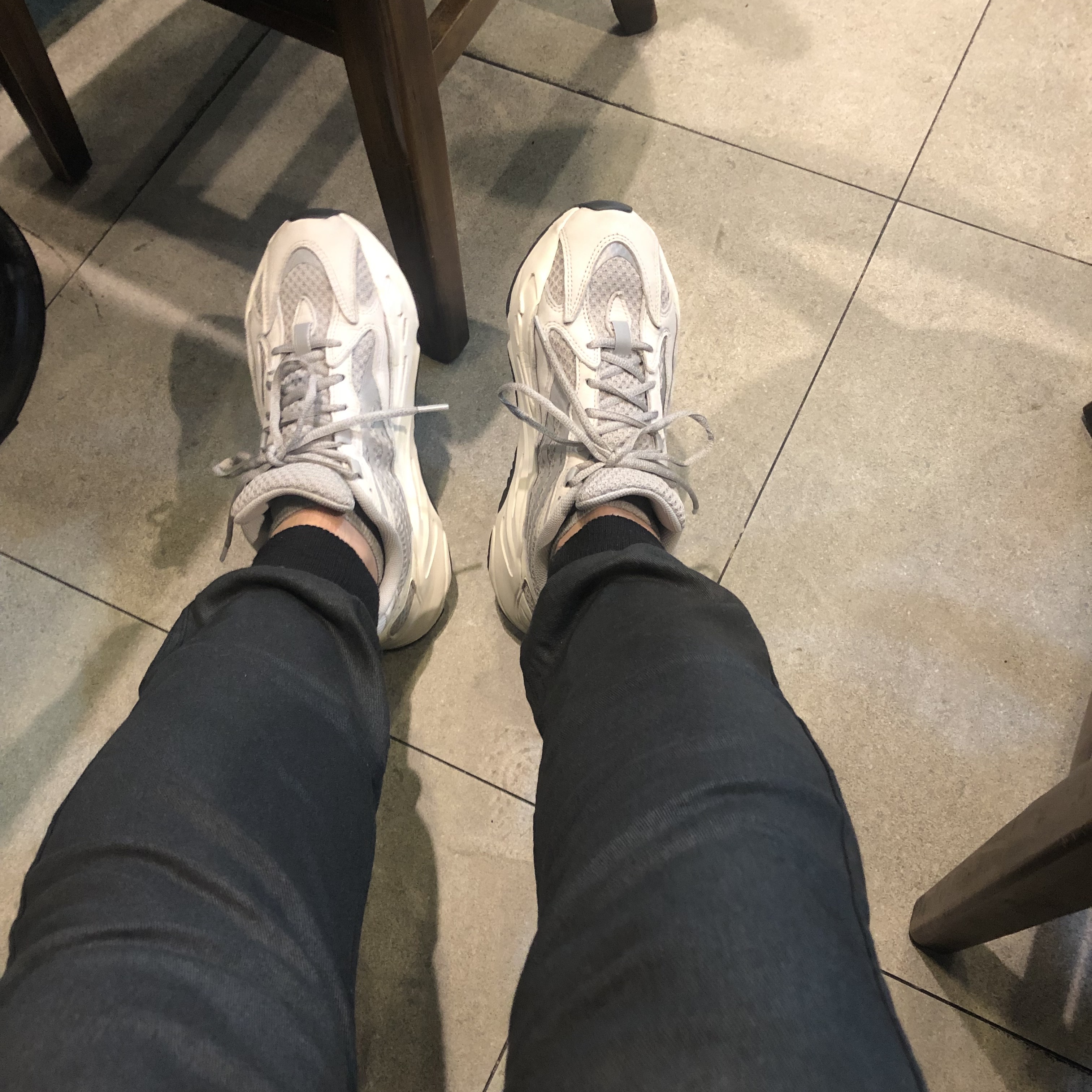 Adidas Yeezy Boost 700 V2 Static 2022 착용 스타일 - 4