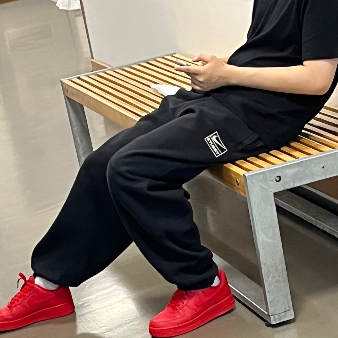Nike Air Force 1 '07 LV8 Low 1 Triple Red, Nike x Stussy NRG RA Washed Fleece Pants Black (DN4030-010) 착용 스타일