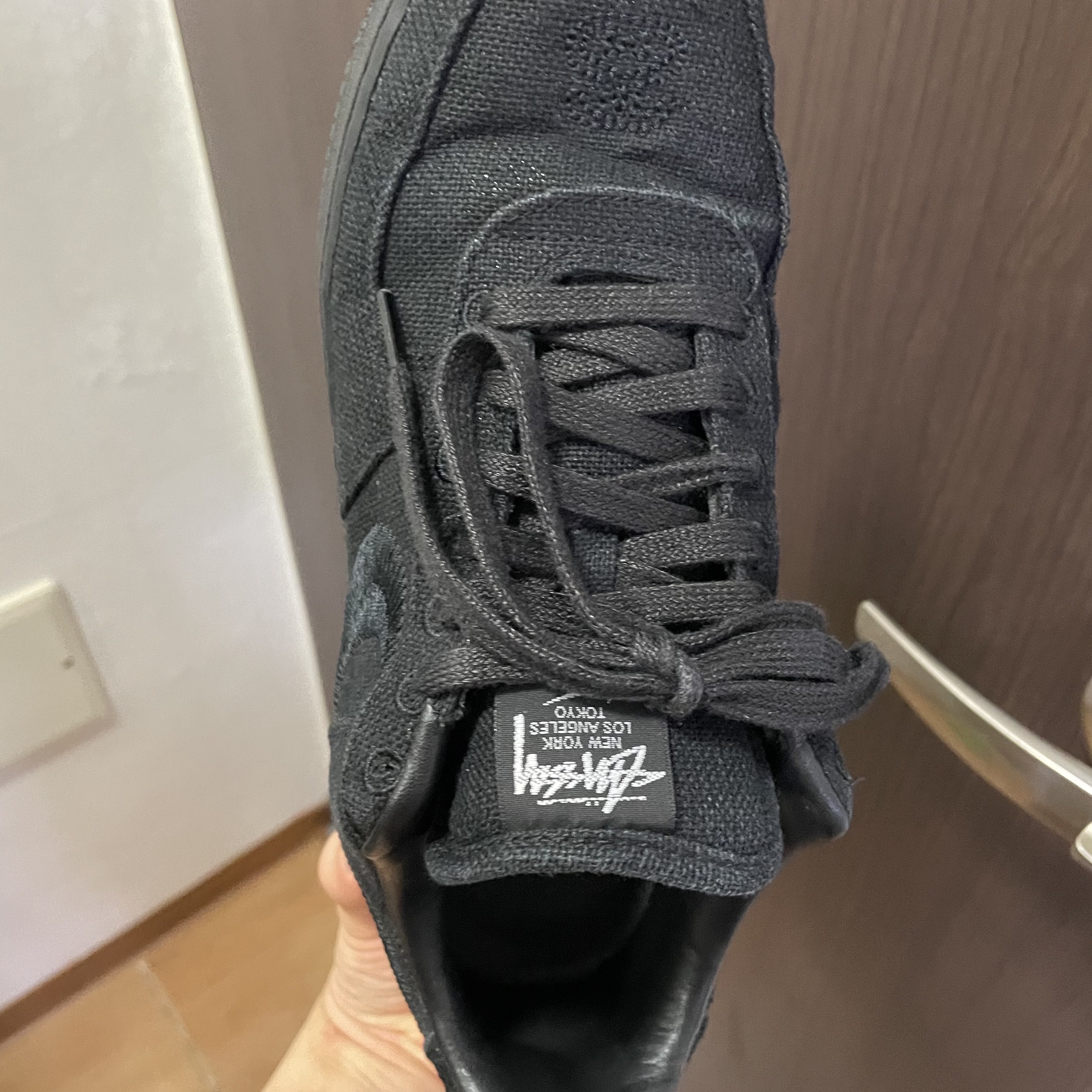 Nike x Stussy Air Force 1 Low Triple Black 착용 스타일 - 3