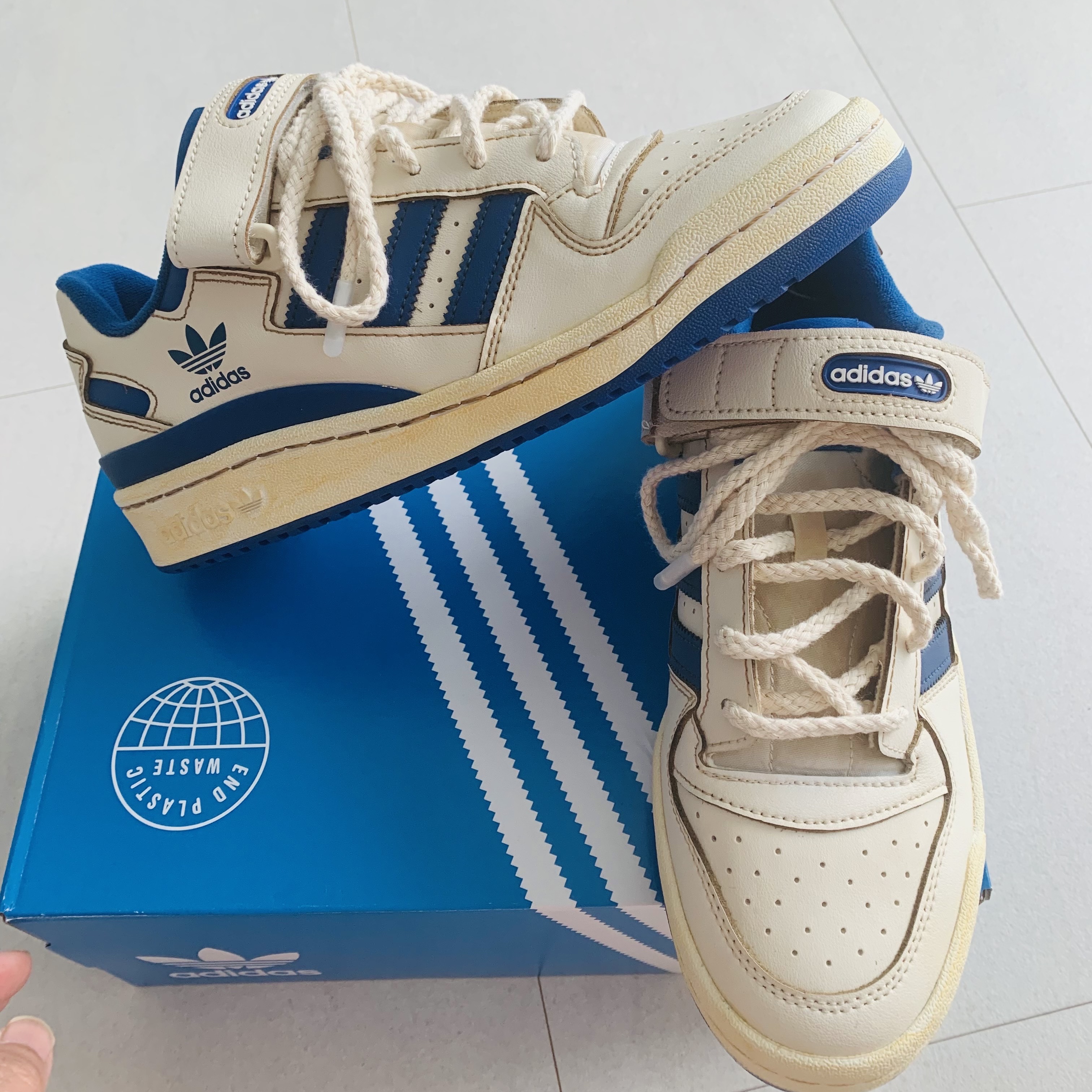 Adidas Forum Low White Royal Blue 착용 스타일 - 1