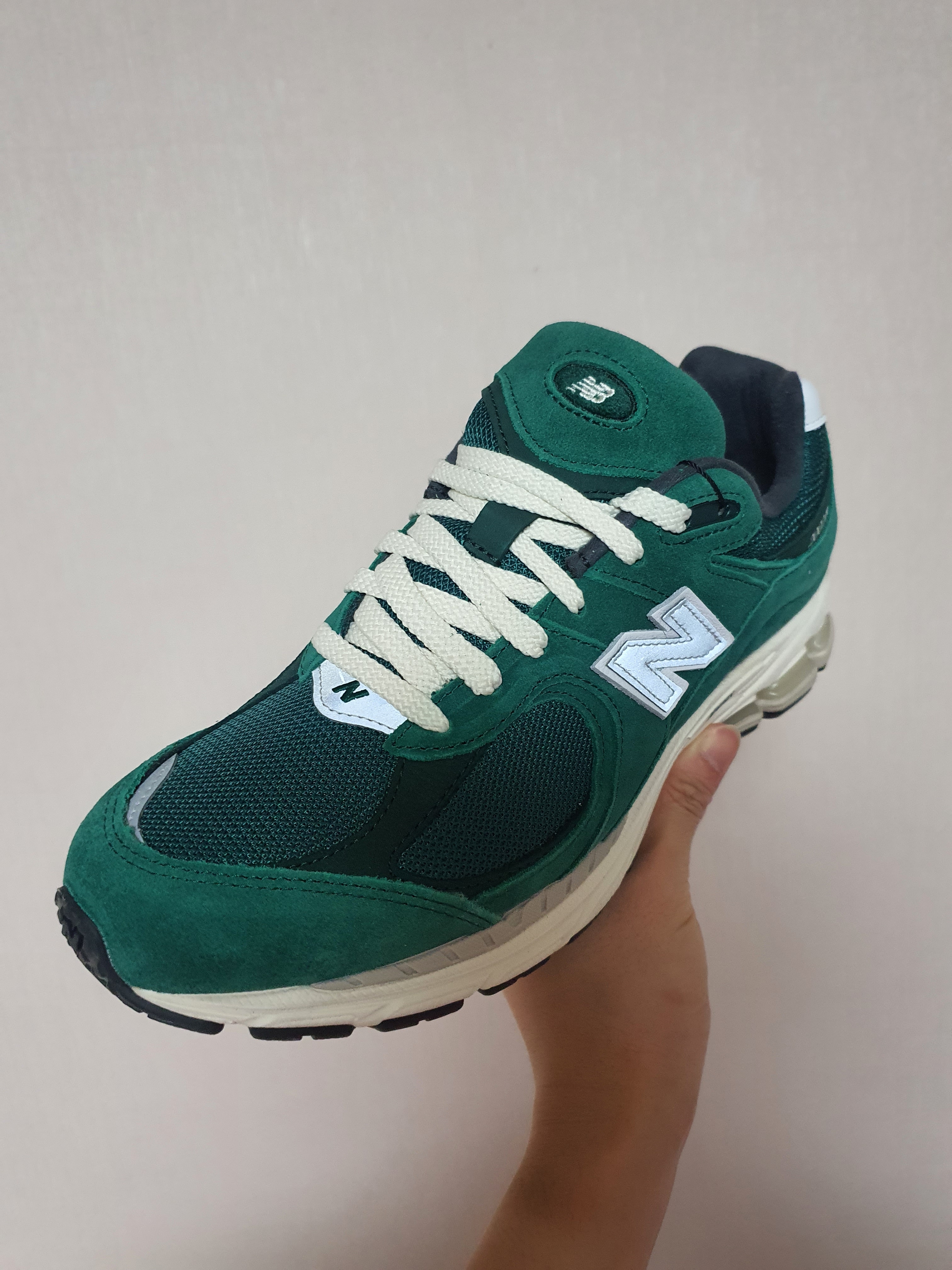 New Balance 2002R Nightwatch Green 착용 스타일 - 3