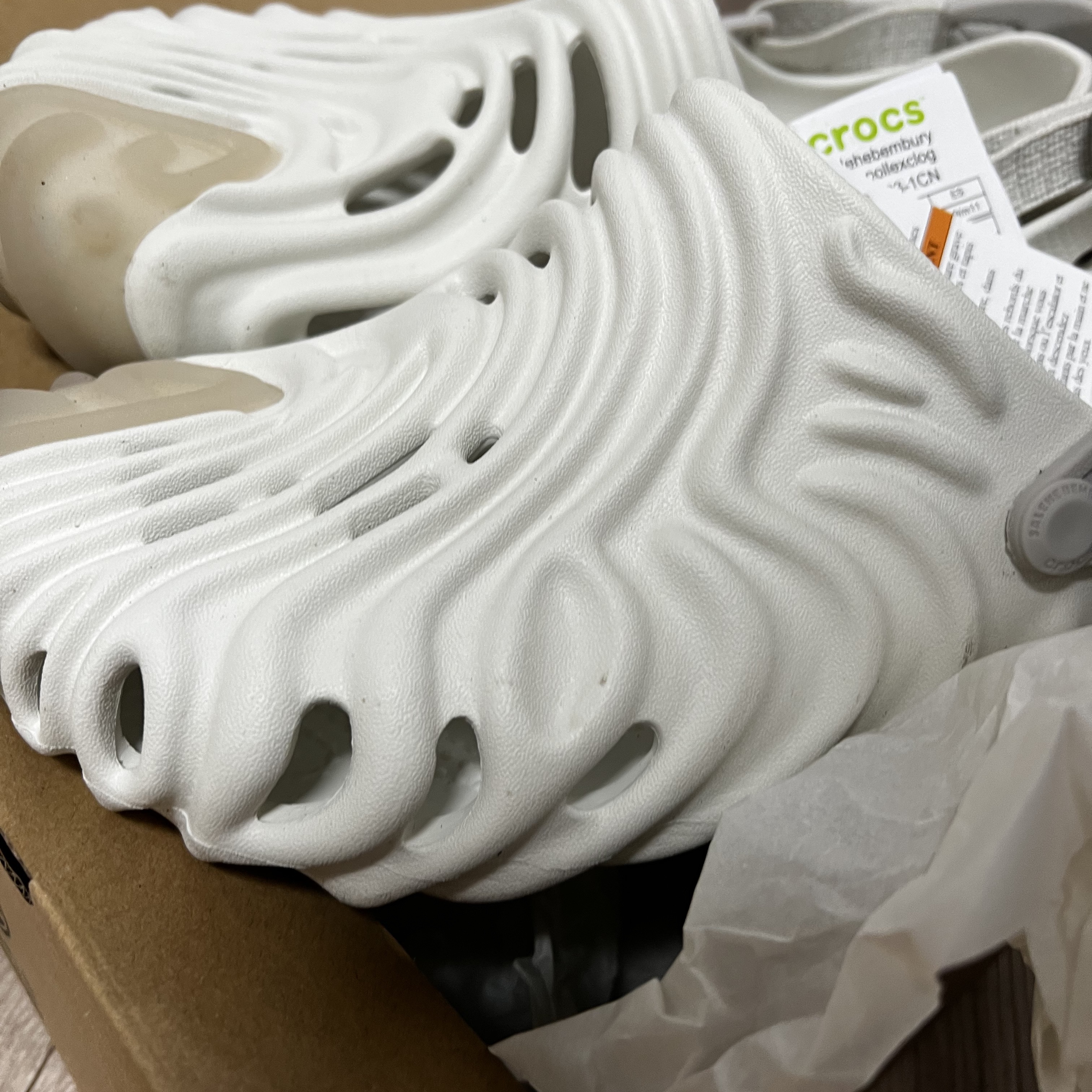 Crocs x Salehe Bembury Pollex Clog Stratus 착용 스타일 - 3