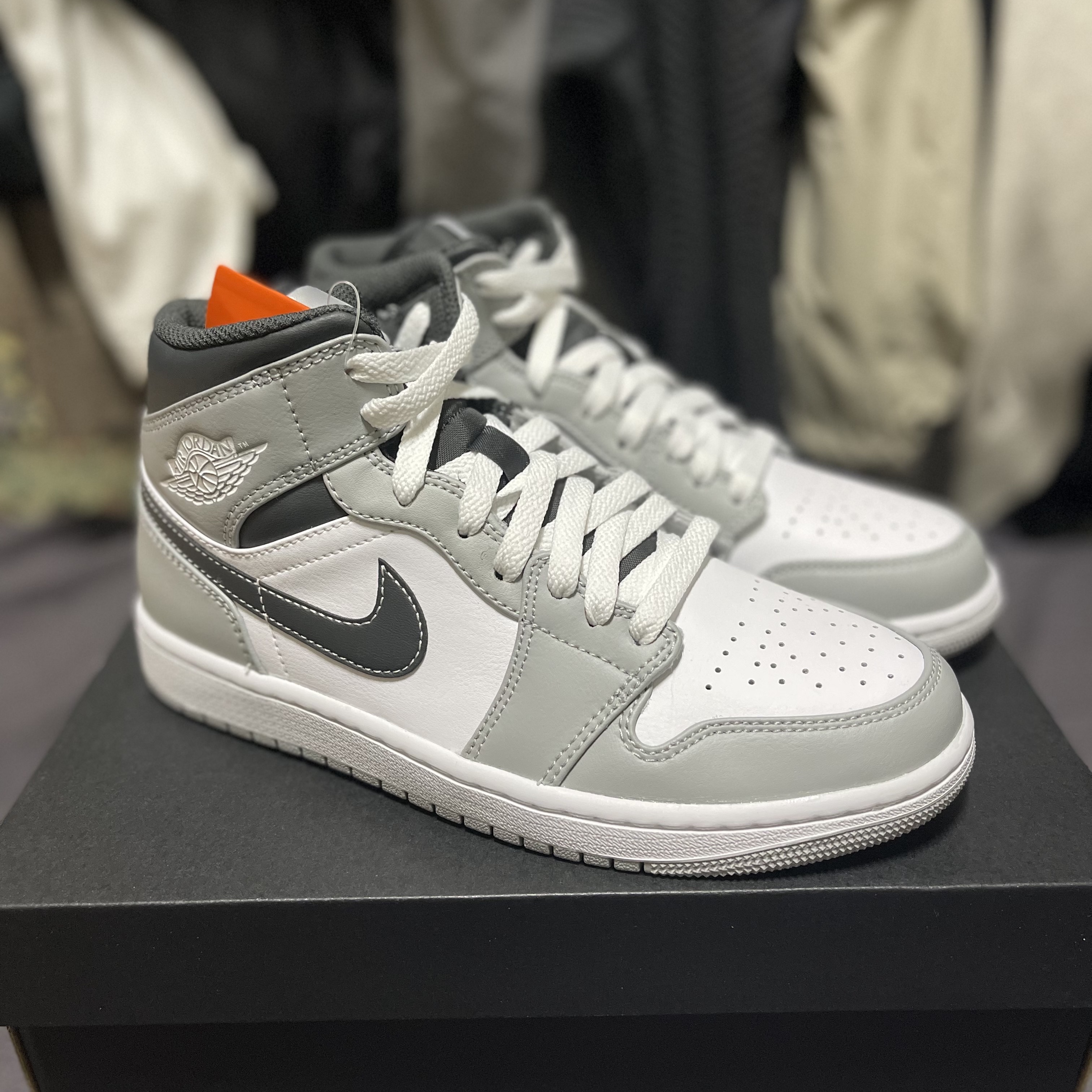Jordan 1 Mid Light Smoke Grey Anthracite 착용 스타일
