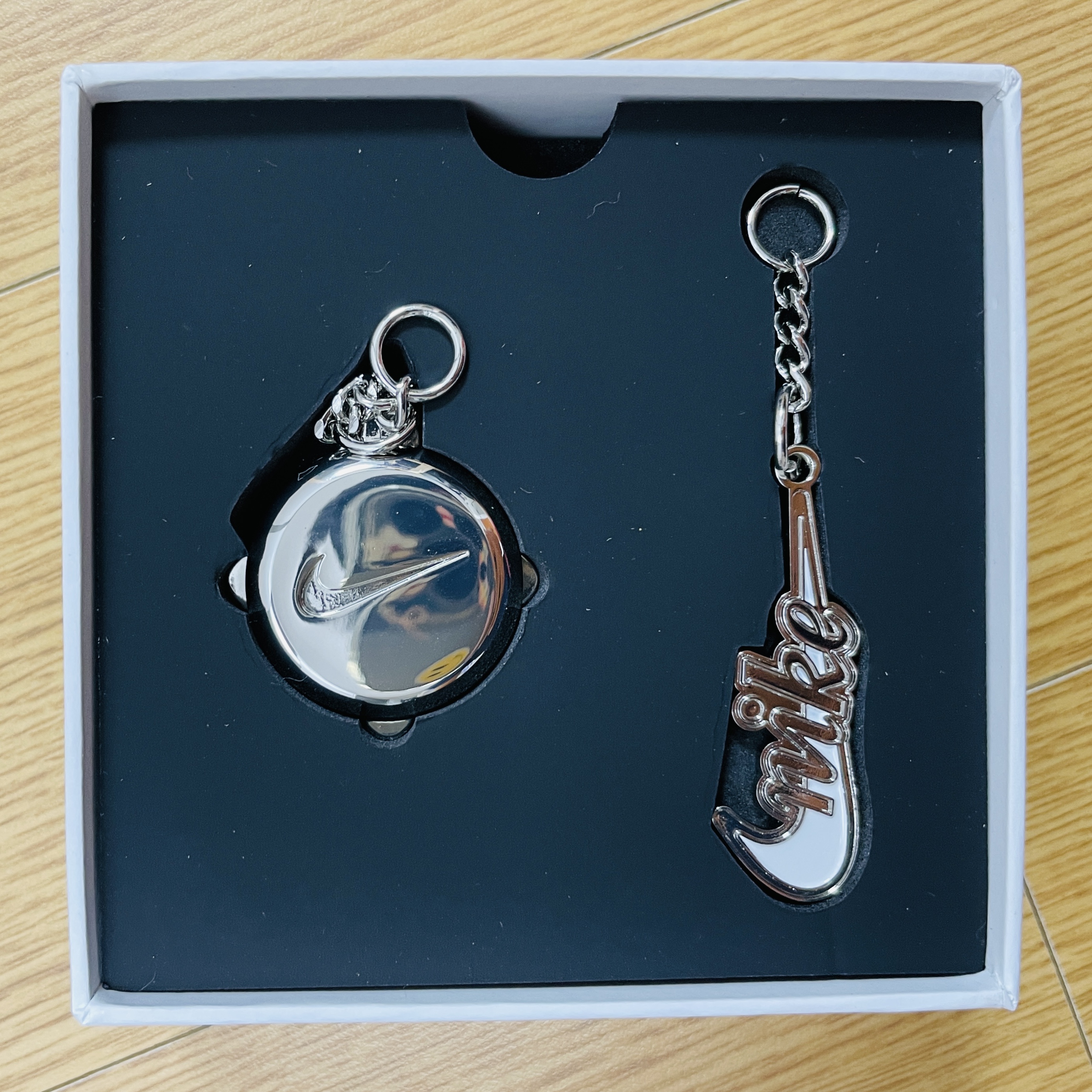 Nike 50th Anniversary Special Keyring Set 착용 스타일
