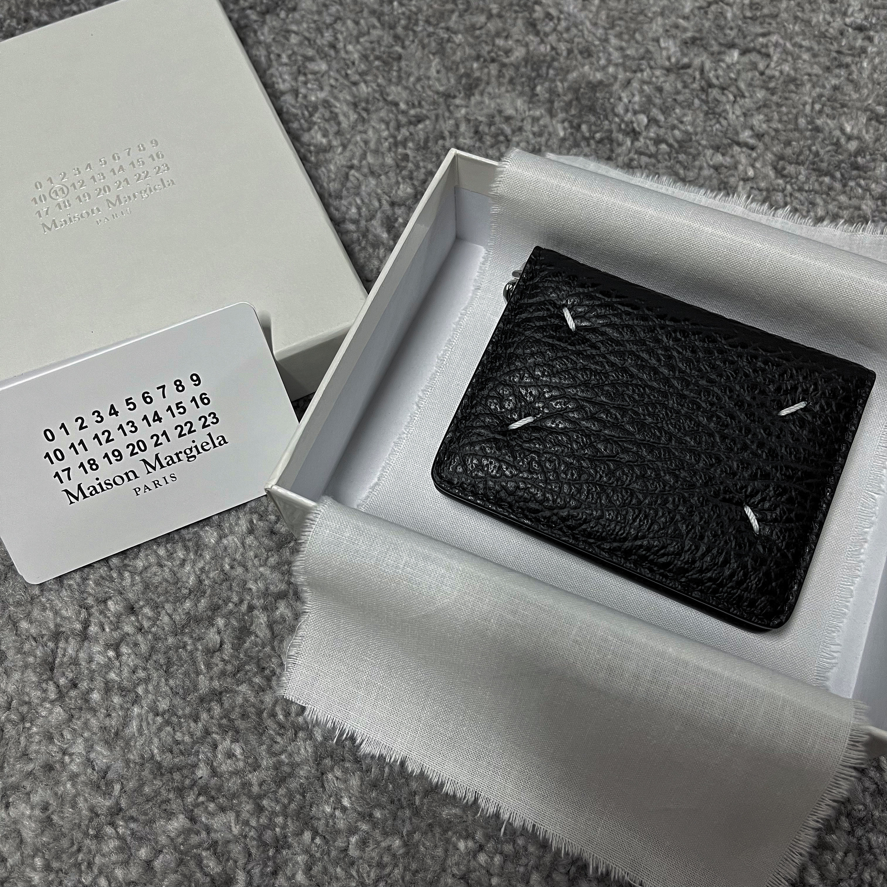 Maison Margiela Keyring Wallet Black 착용 스타일