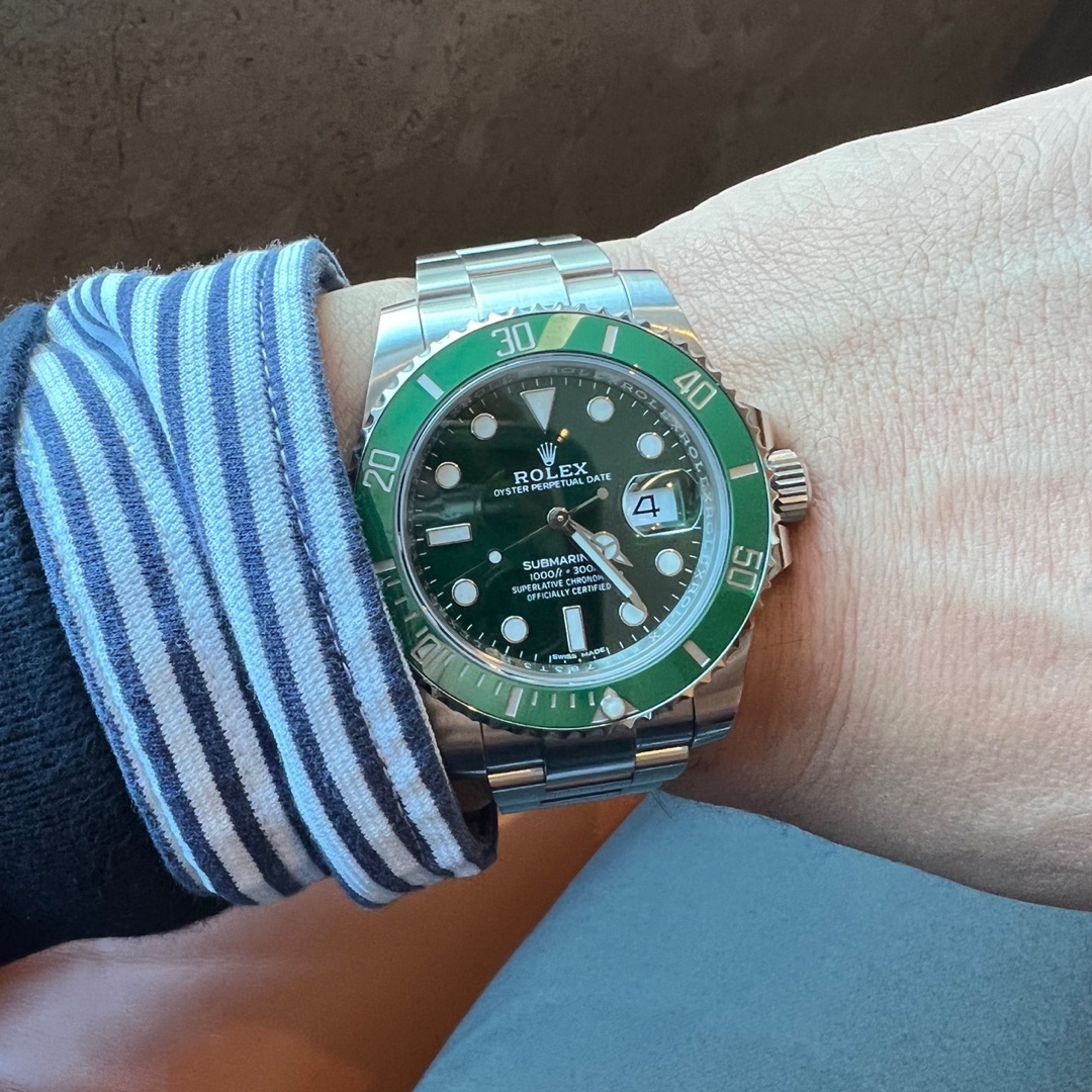 Rolex Submariner Date 40mm 116610LV Green Oyster 착용 스타일