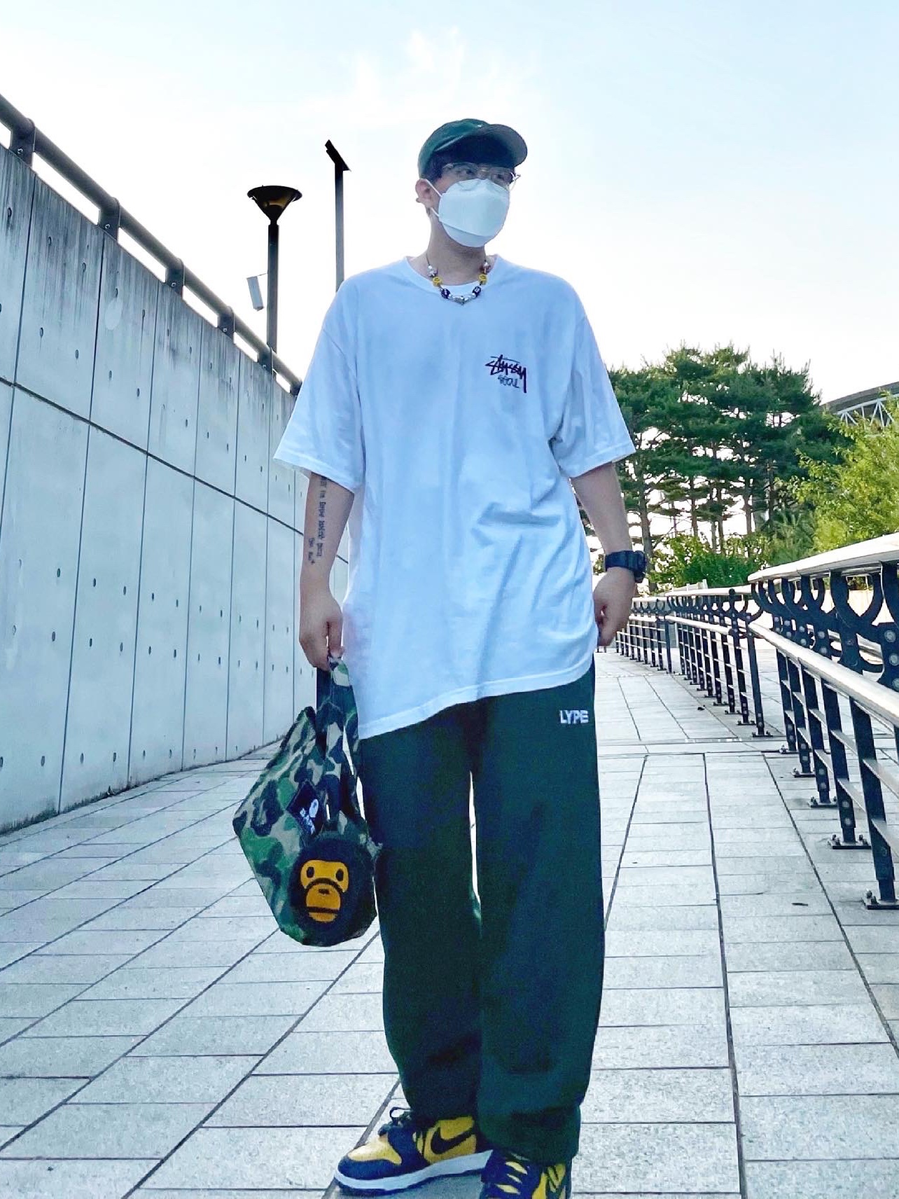 Stussy Stock Seoul T-Shirt White 2022, Nike Dunk High SP Maize & Blue 착용 스타일 - 3