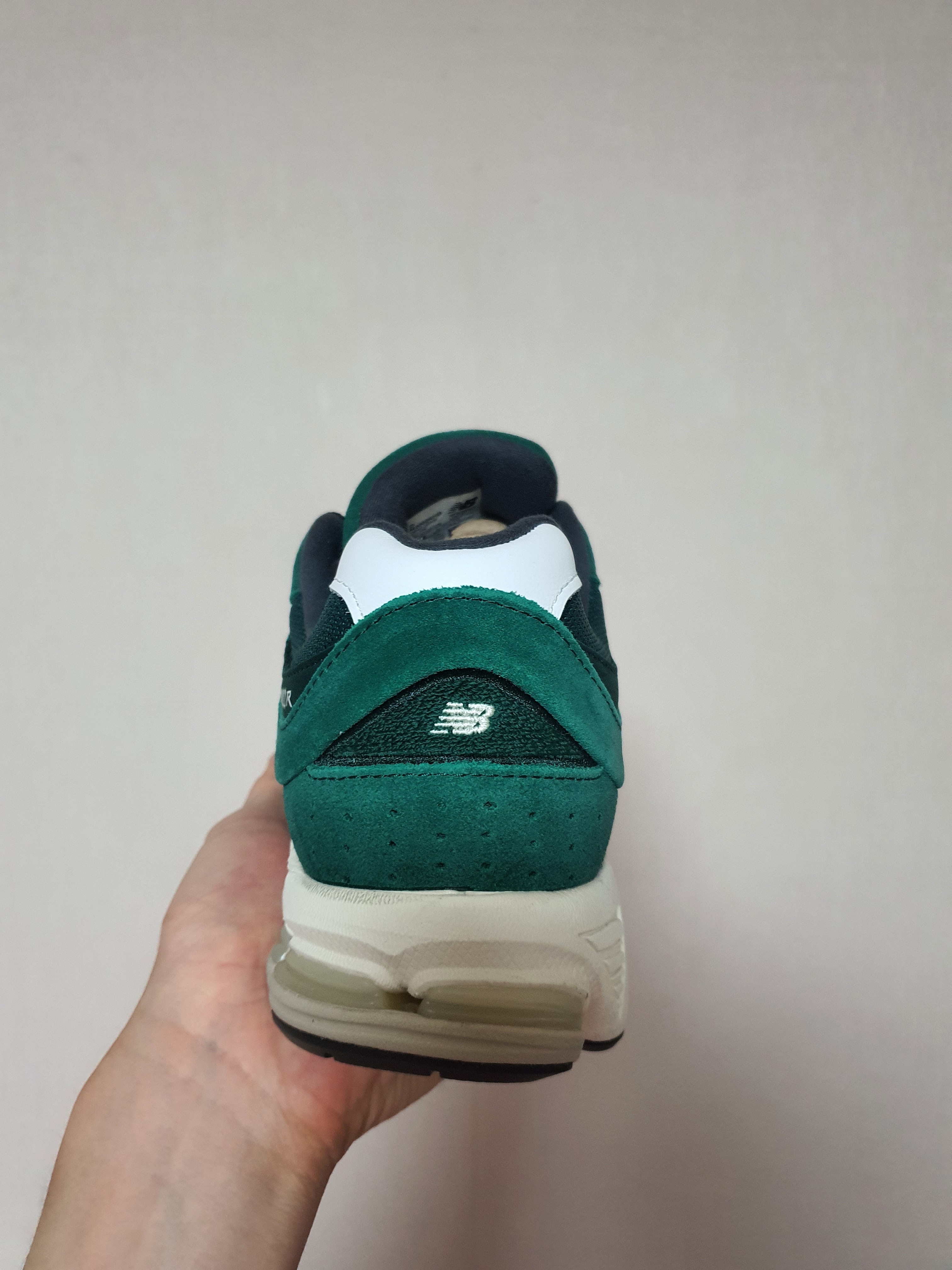 New Balance 2002R Nightwatch Green 착용 스타일 - 4