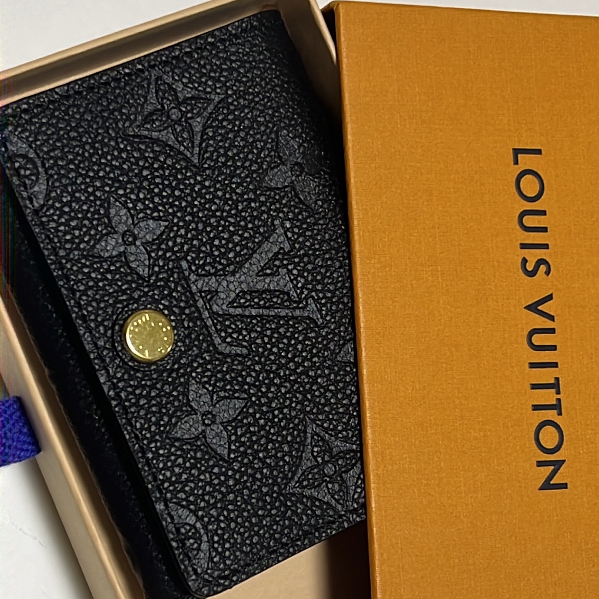 Louis Vuitton Business Card Holder Monogram Embossed Leather Black 착용 스타일