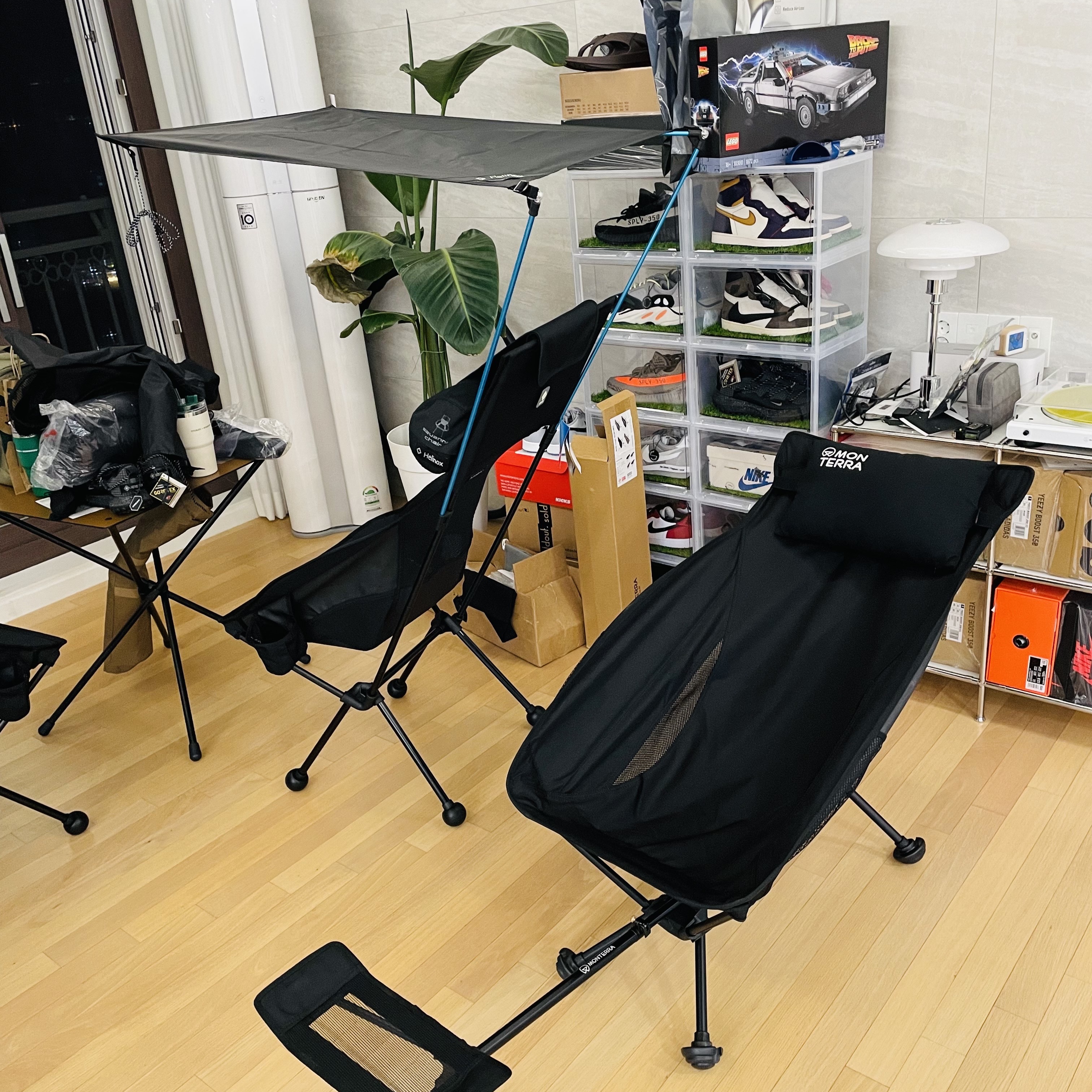 Helinox Cafe Table Coyote Tan, Helinox Savanna Chair All Black 착용 스타일 - 3
