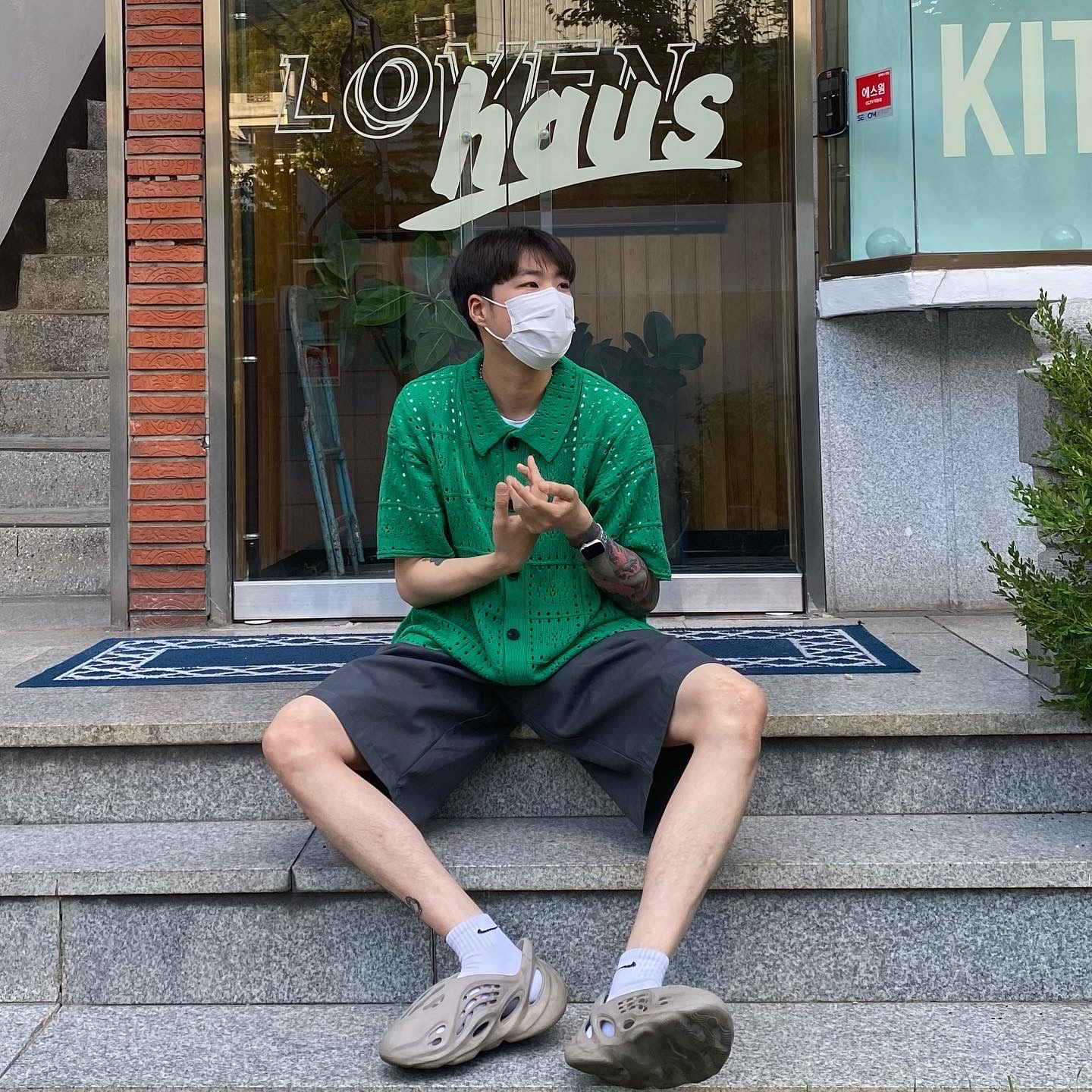 Adidas Yeezy Foam RNNR Stone Sage 착용 스타일