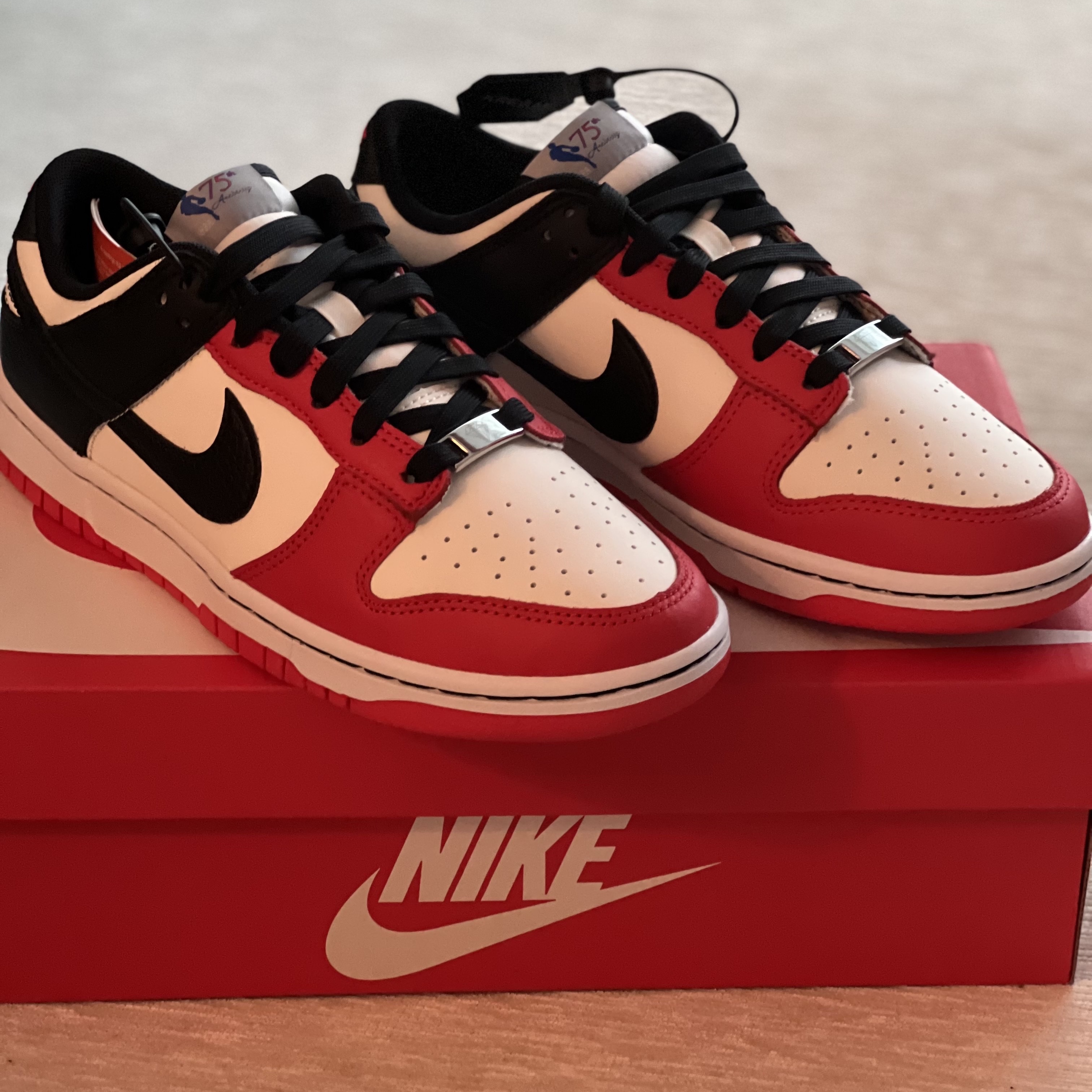 Nike x NBA Dunk Low Retro EMB Black and Chile Red 착용 스타일 - 2