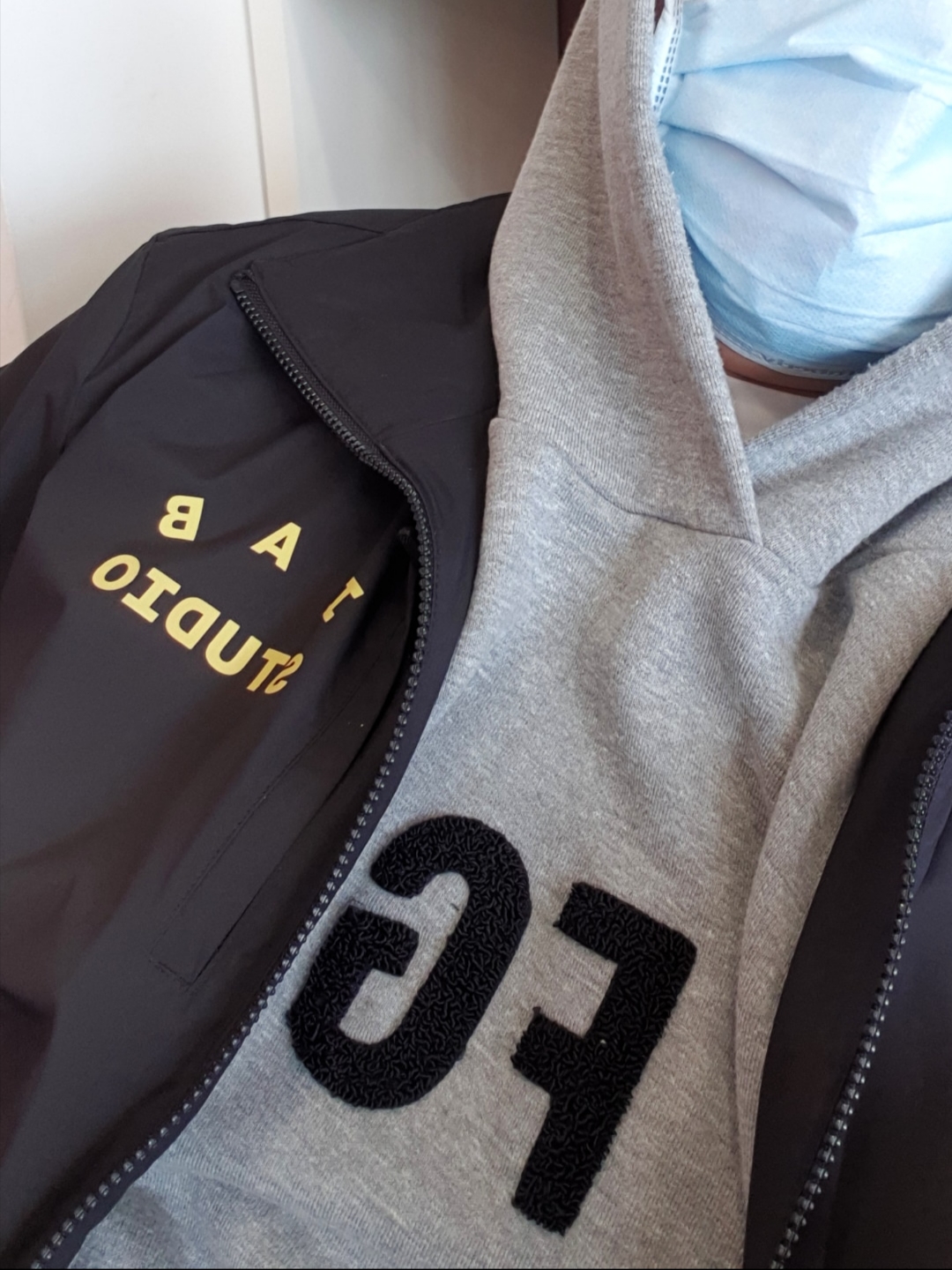 IAB Studio x Asics Windbreaker Black 착용 스타일