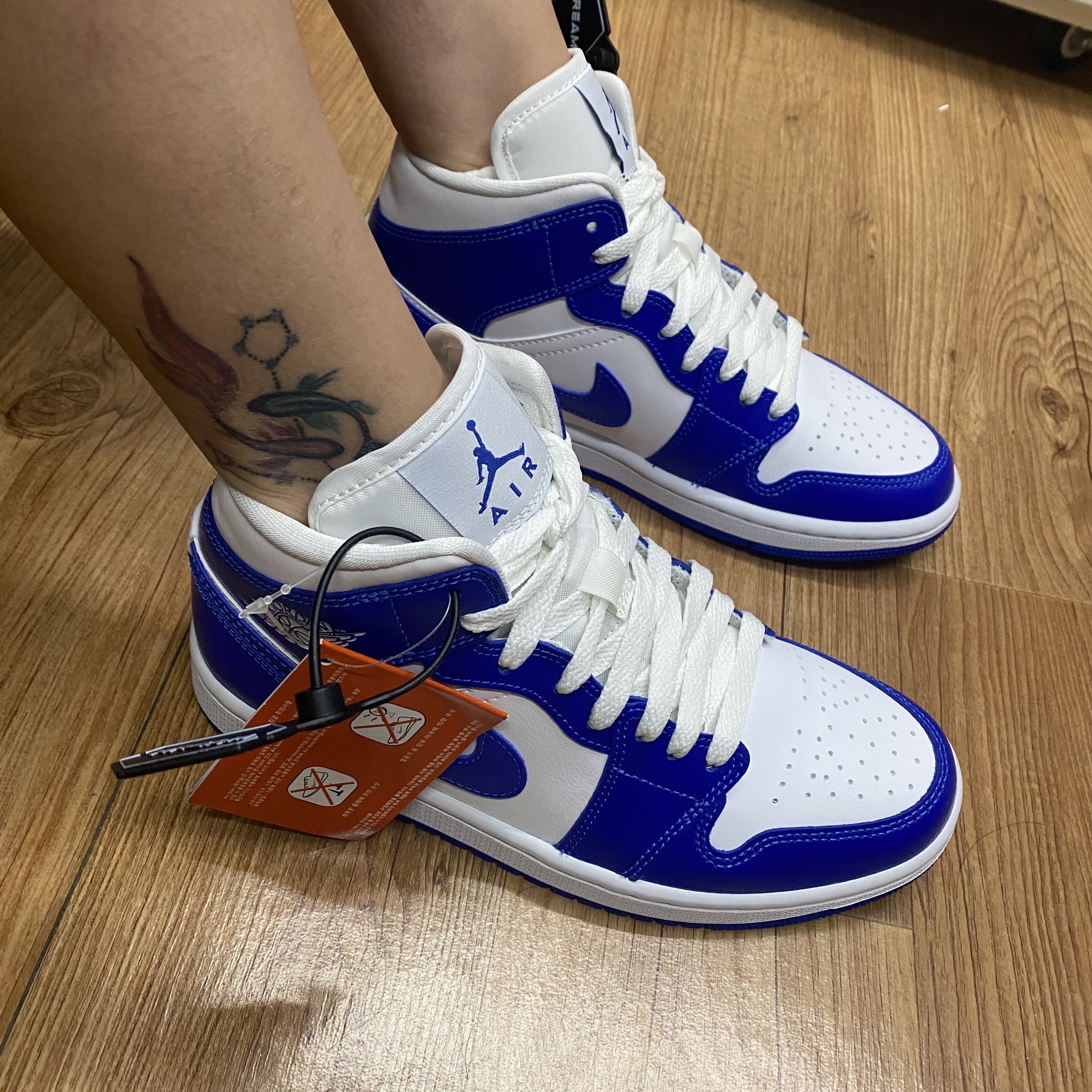 (W) Jordan 1 Mid White Hyper Royal 착용 스타일 - 1