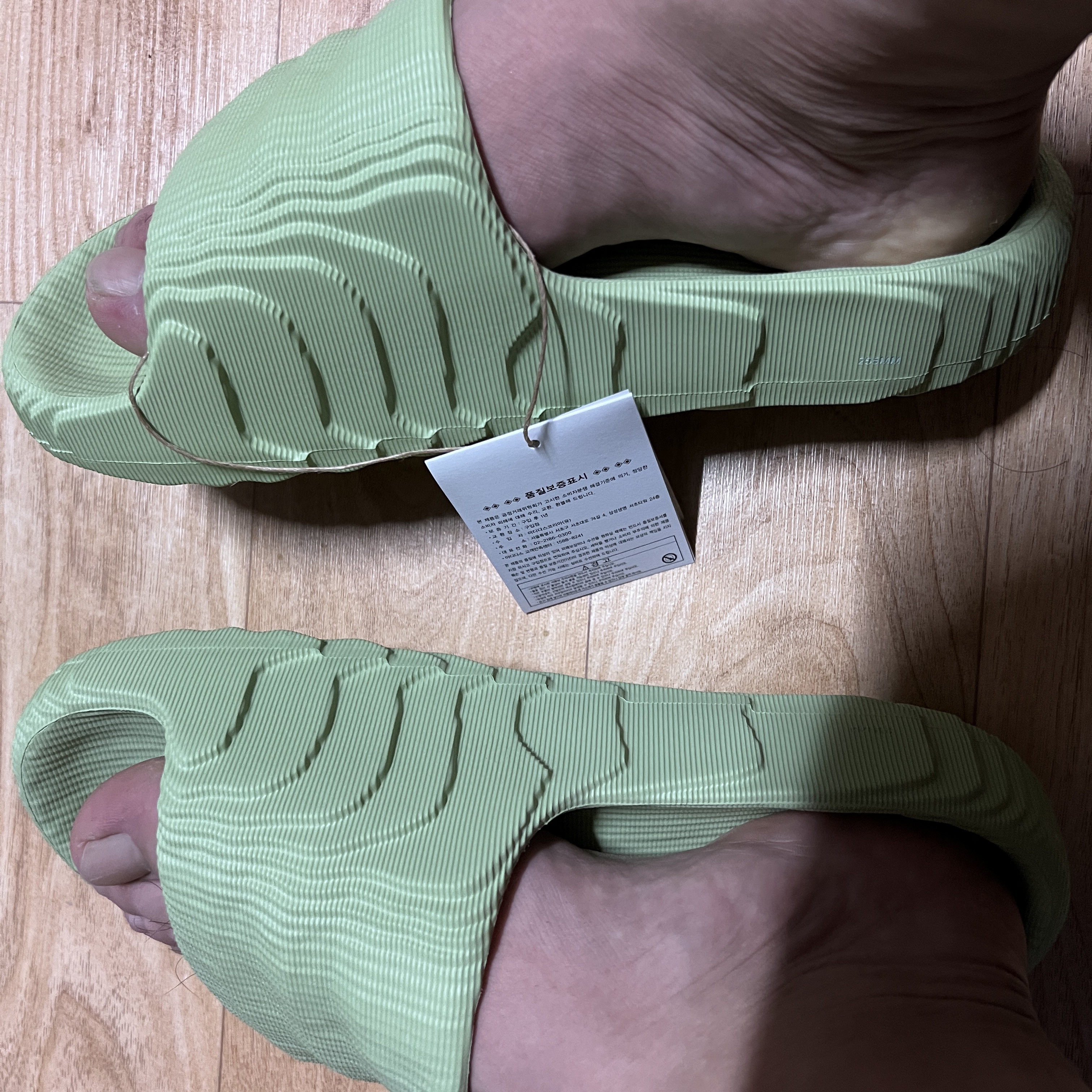 Adidas Adilette 22 Magic Lime 착용 스타일