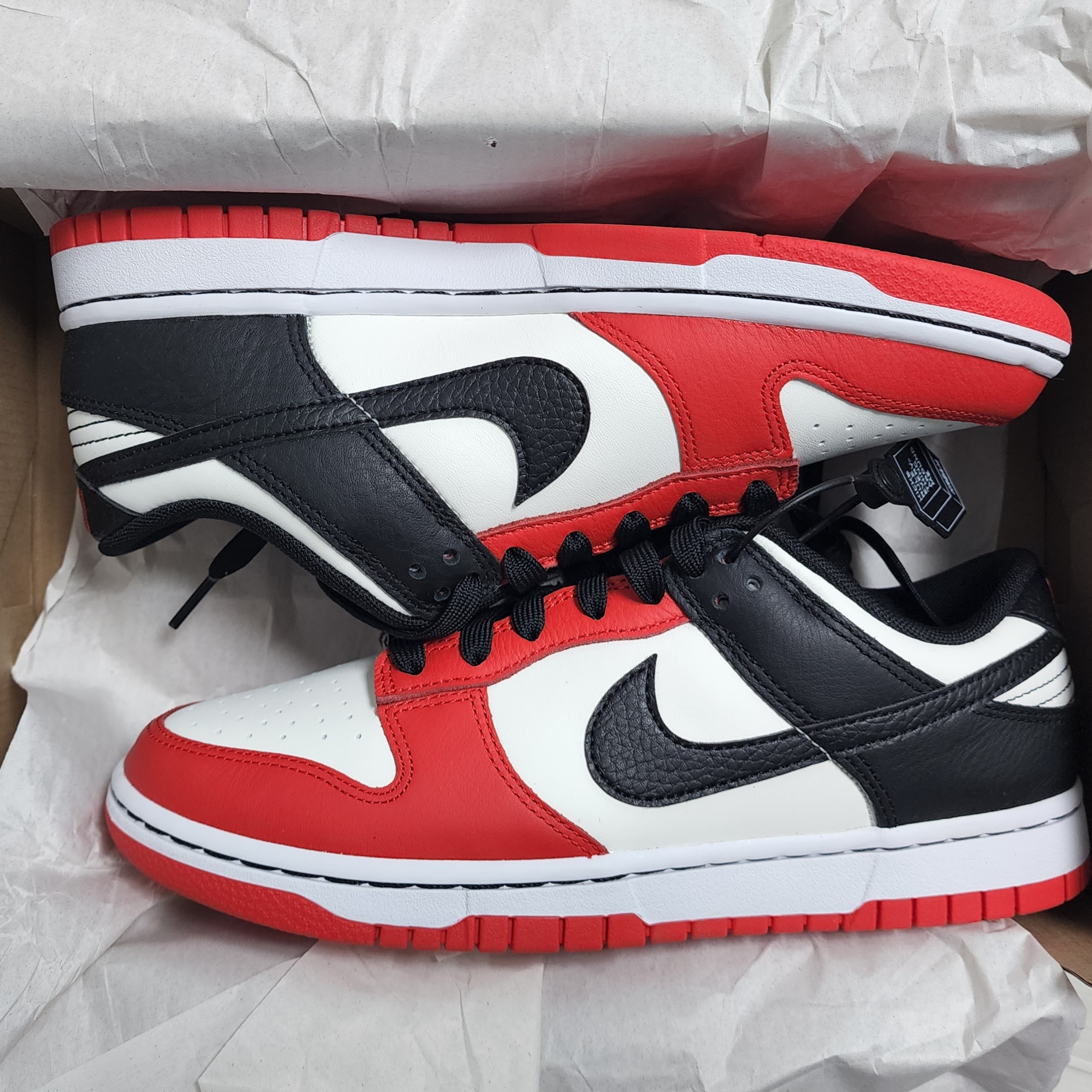 Nike x NBA Dunk Low Retro EMB Black and Chile Red 착용 스타일