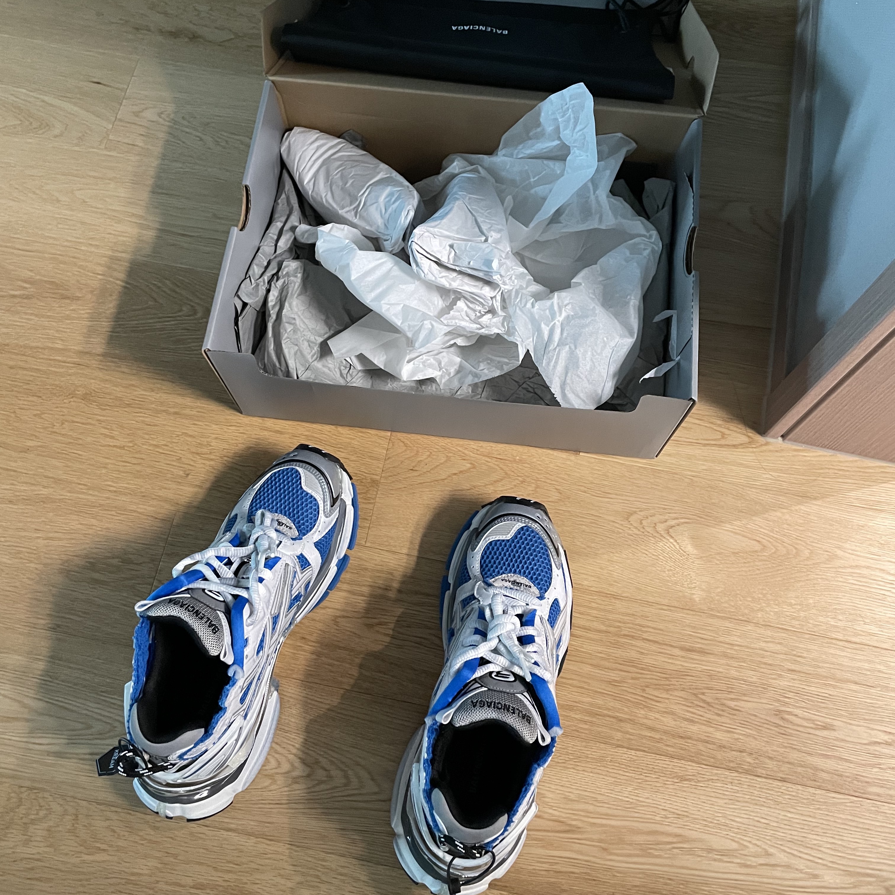 Balenciaga Runner Sneakers Blue White 착용 스타일 - 3