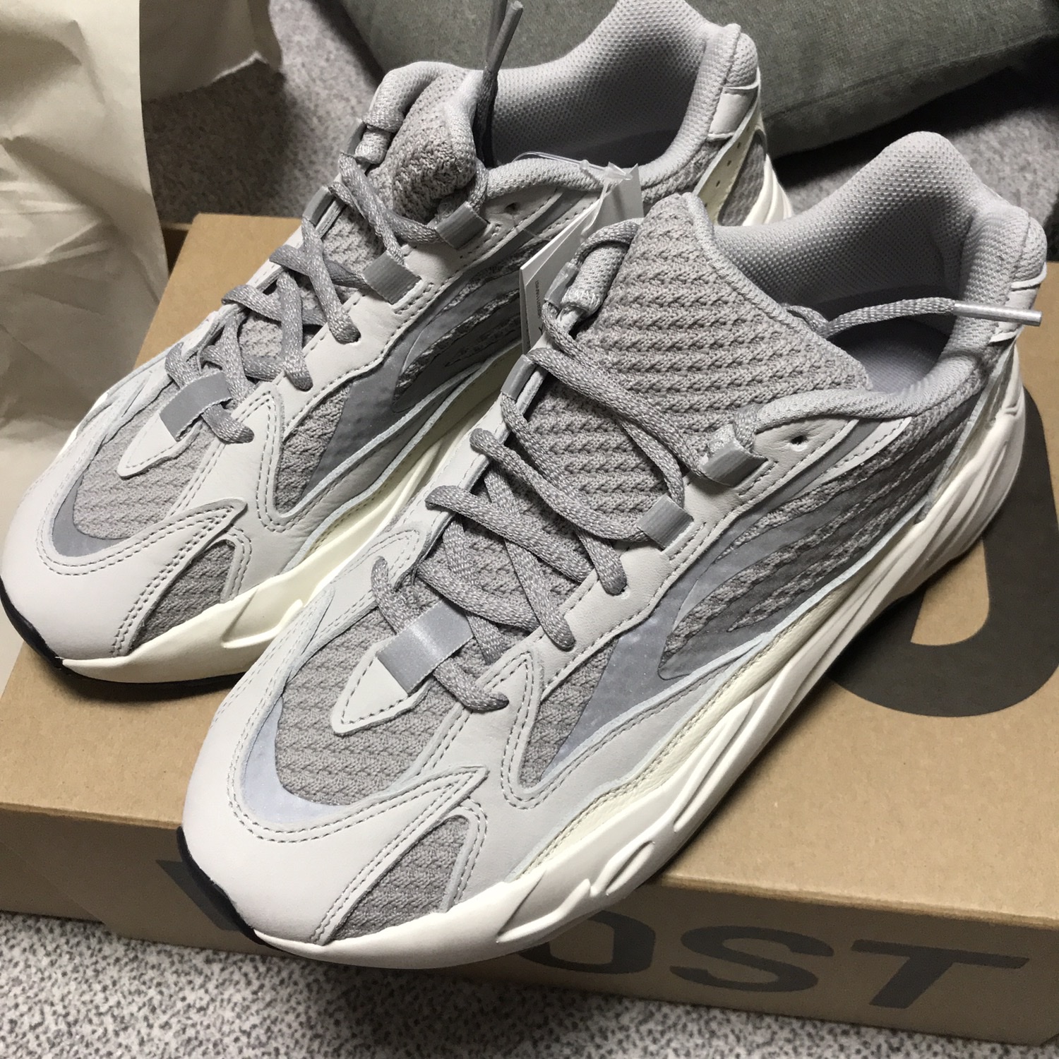 Adidas Yeezy Boost 700 V2 Static 2022 착용 스타일